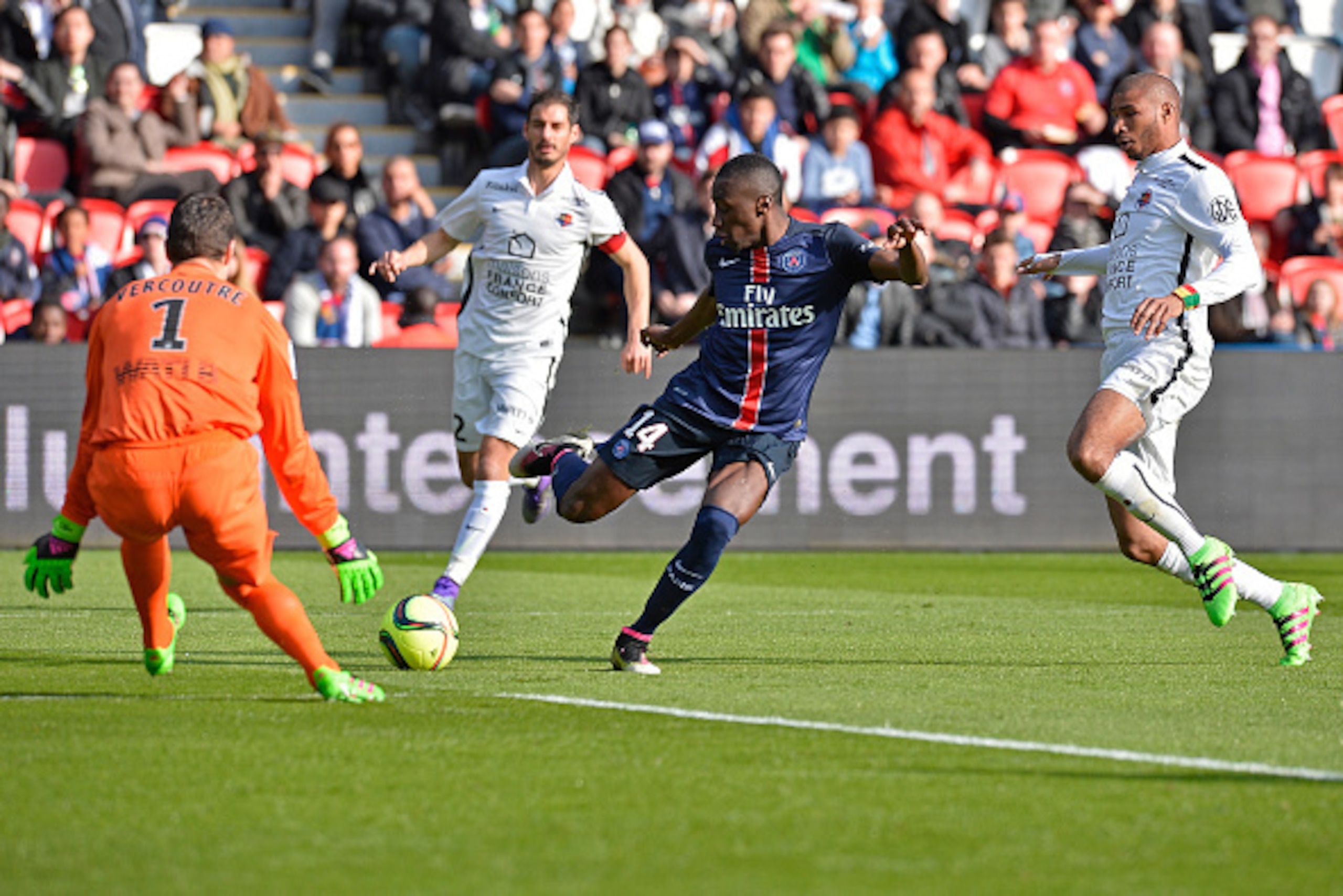 PARIS, FRANCE - APRIL 16:  Blaise Matuidi of Paris Saint-Germain passes the ball during the Ligue 1 game between Paris Saint-Germain and SM Caen at Parc des Princes on April 16, 2016 in Paris, France.  (Photo by Aurelien Meunier/Getty Images)