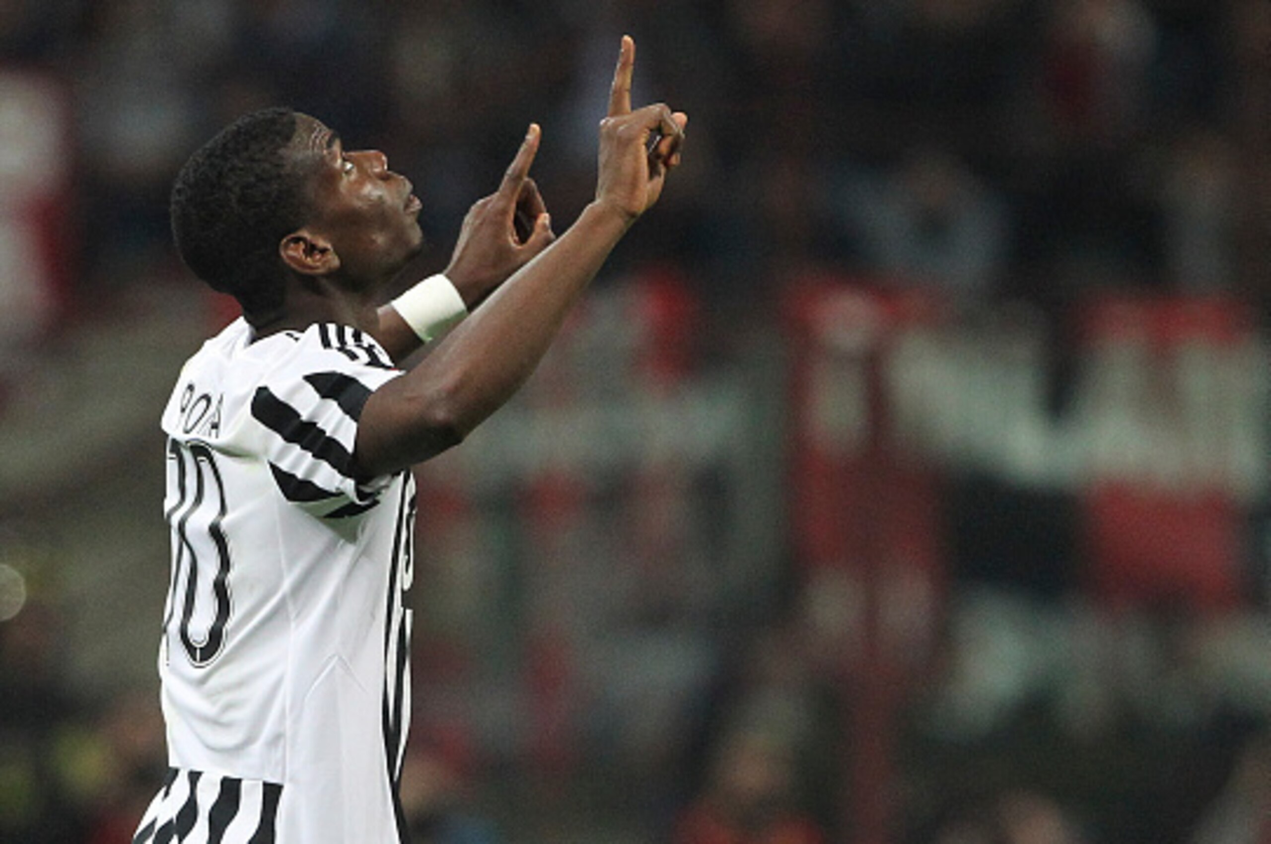 MILAN, ITALY - APRIL 09:  Paul Pogba of Juventus FC celebrates his goal during the Serie A match between AC Milan and Juventus FC at Stadio Giuseppe Meazza on April 9, 2016 in Milan, Italy.  (Photo by Marco Luzzani/Getty Images)