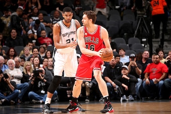 SAN ANTONIO, TX - MARCH 10: Pau Gasol #16 of the Chicago Bulls handles the ball during the game against Tim Duncan #21 of the San Antonio Spurs on March 10, 2016 at the AT&T Center in San Antonio, Texas. NOTE TO USER: User expressly acknowledges and agree