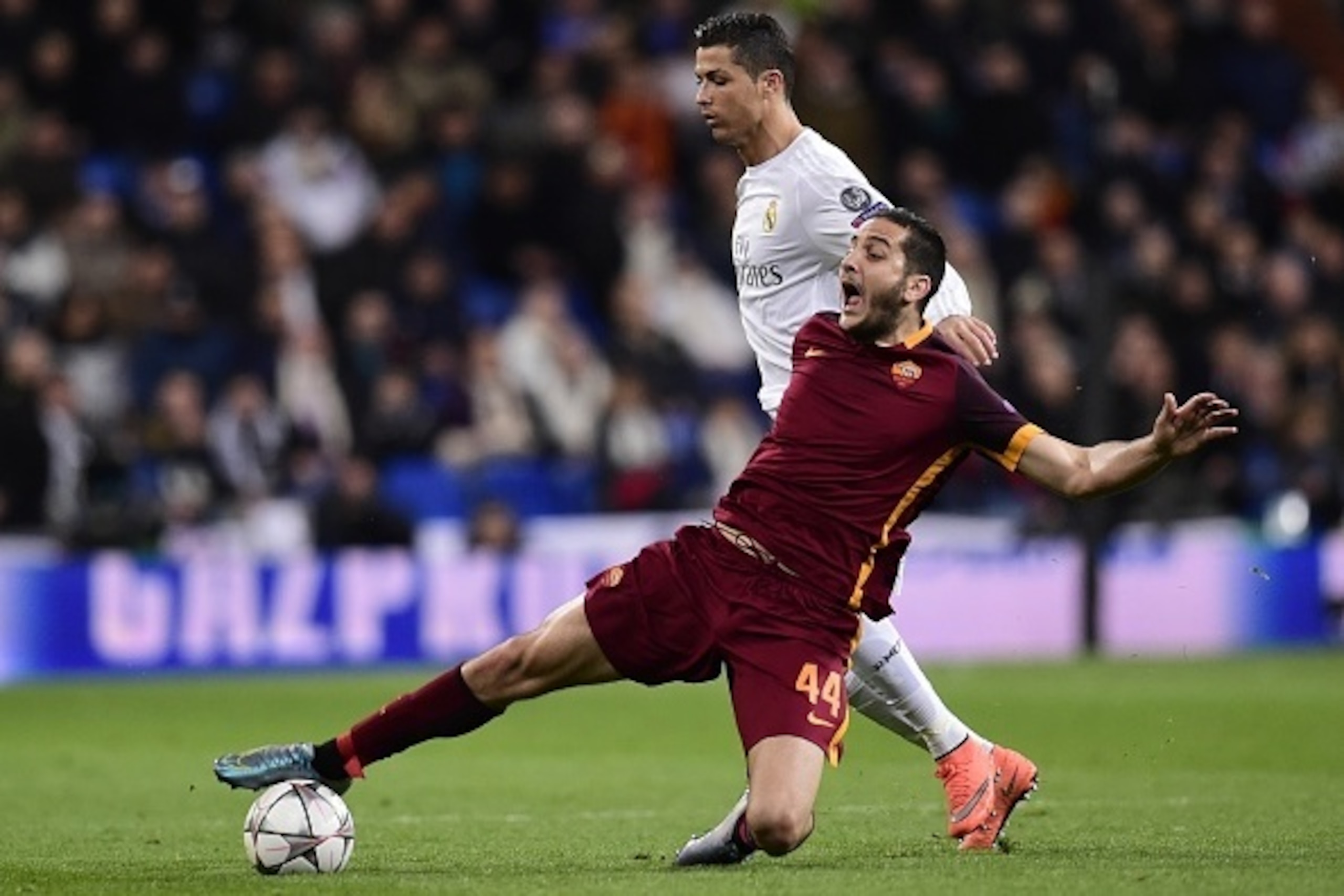 Real Madrid's Portuguese forward Cristiano Ronaldo (L) vies with Roma's defender from Greece Kostas Manolas during the UEFA Champions League round of 16, second leg football match Real Madrid FC vs AS Roma at the Santiago Bernabeu stadium in Madrid on Mar