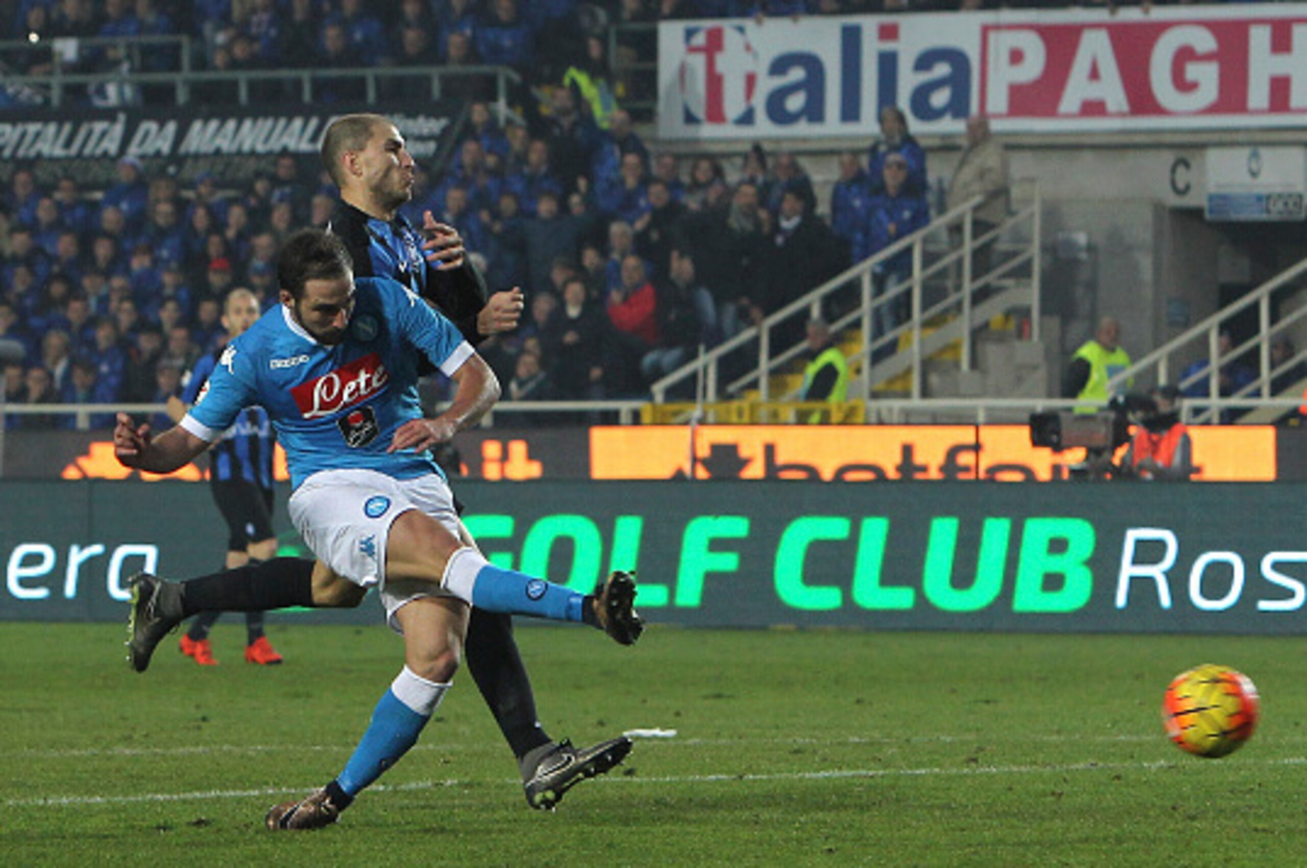 BERGAMO, ITALY - DECEMBER 20: Gonzalo Higuain of SSC Napoli scores his second goal during the Serie A match between Atalanta BC and SSC Napoli at Stadio Atleti Azzurri d'Italia on December 20, 2015 in Bergamo, Italy. (Photo by Marco Luzzani/Getty Images BERGAMO, ITALY - DECEMBER 20: Gonzalo Higuain of SSC Napoli scores his second goal during the Serie A match between Atalanta BC and SSC Napoli at Stadio Atleti Azzurri d'Italia on December 20, 2015 in Bergamo, Italy. (Photo by Marco Luzzani/Getty Images