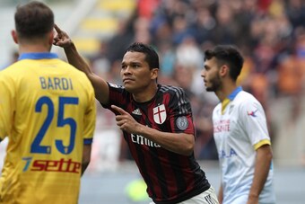MILAN, ITALY - MAY 01:  Carlos Bacca of AC Milan celebrates his goal during the Serie A match between AC Milan and Frosinone Calcio at Stadio Giuseppe Meazza on May 1, 2016 in Milan, Italy.  (Photo by Marco Luzzani/Getty Images)