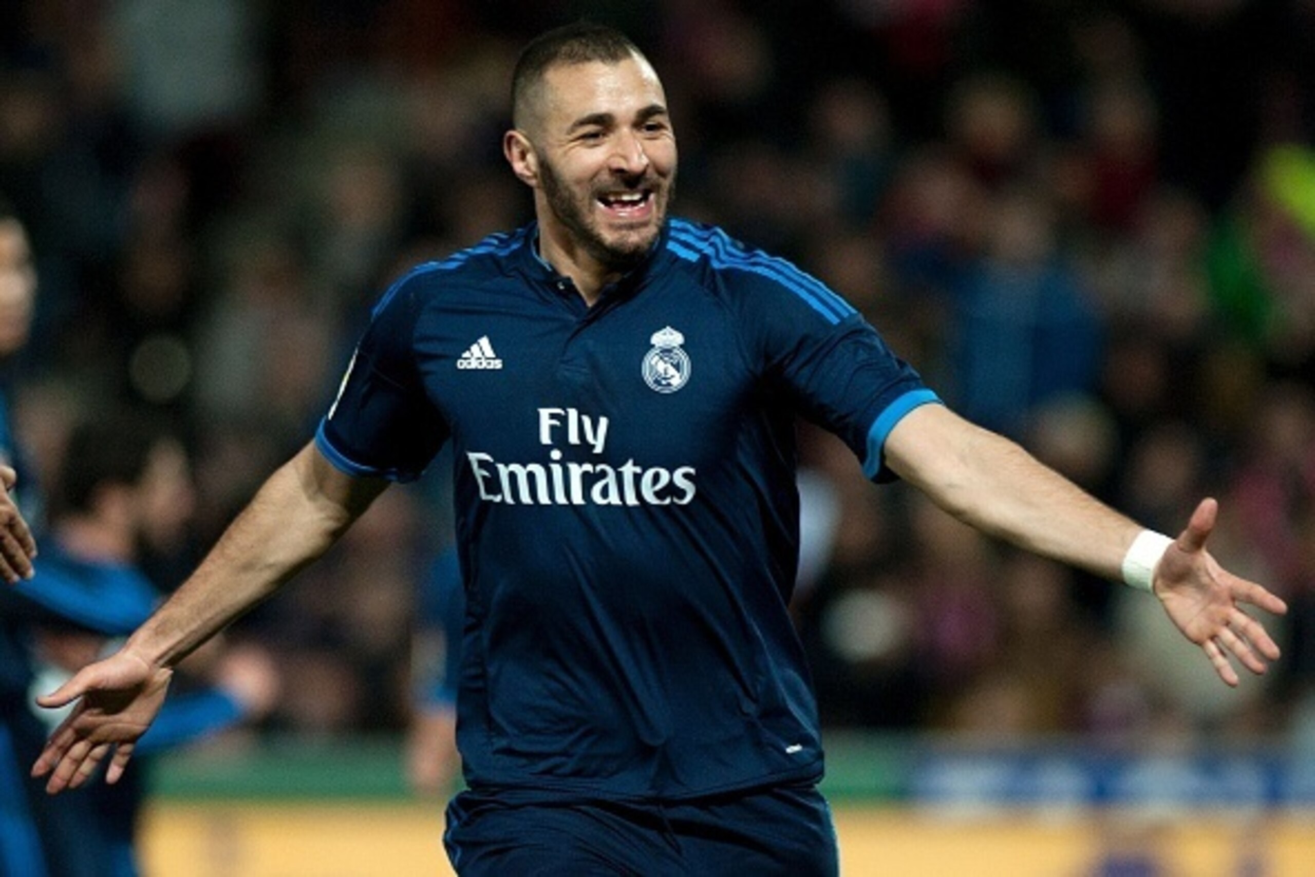 Real Madrid's French forward Karim Benzema celebrates a goal during the Spanish league football match Granada FC vs Real Madrid CF at Nuevo Los Carmenes stadium in Granada on February 7, 2016. AFP PHOTO / JORGE GUERRERO / AFP / Jorge Guerrero (Phot Real Madrid's French forward Karim Benzema celebrates a goal during the Spanish league football match Granada FC vs Real Madrid CF at Nuevo Los Carmenes stadium in Granada on February 7, 2016. AFP PHOTO / JORGE GUERRERO / AFP / Jorge Guerrero (Phot