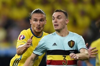 Sweden's defender Erik Johansson vies for the ball against Belgium's defender Thomas Vermaelen during the Euro 2016 group E football match between Sweden and Belgium at the Allianz Riviera stadium in Nice on June 22, 2016. / AFP / BULENT KILIC        (Pho