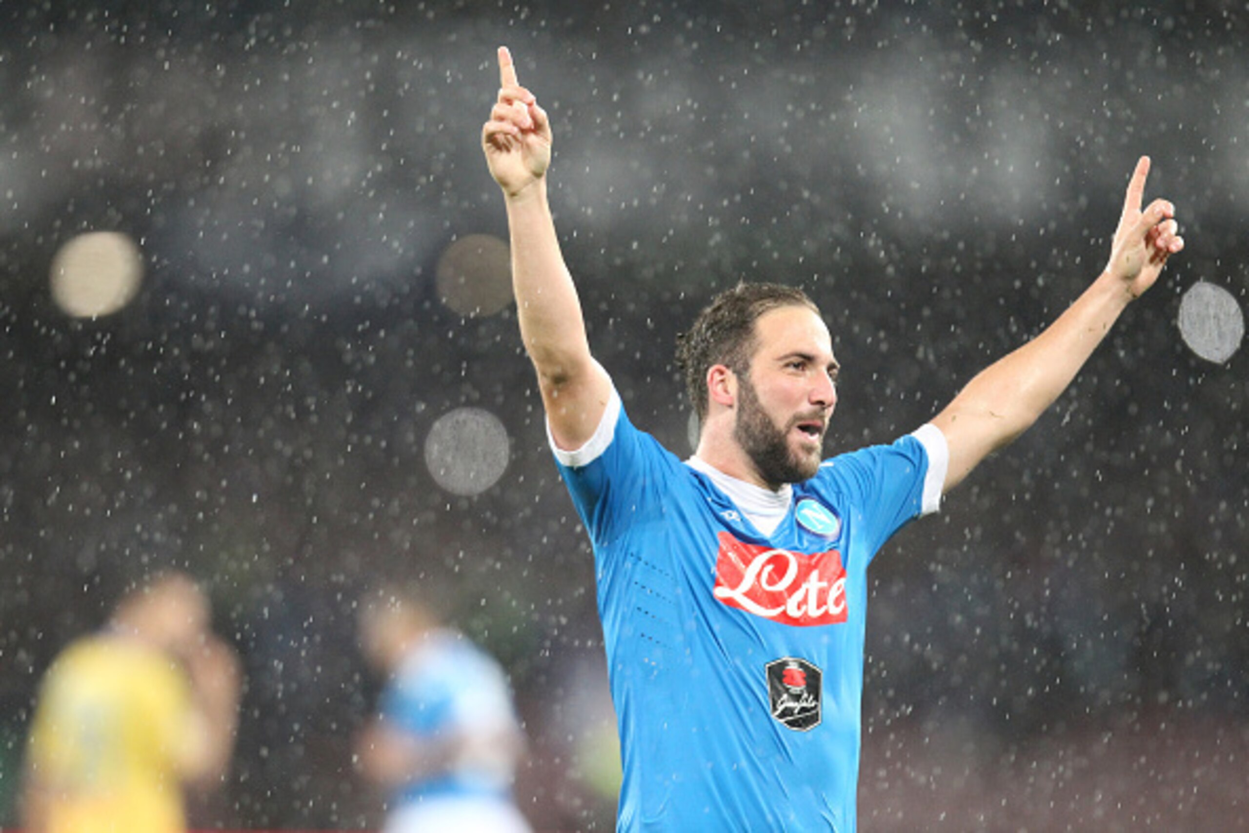 Napoli's Argentinian-French forward Gonzalo Higuain celebrates after scoring his 36th goal in the season, breaking the Italian record of 35 scores established in 1949-50 season by Ac Milan's Swedish forward Gunnar Nordahl, during the Italian Serie A footb