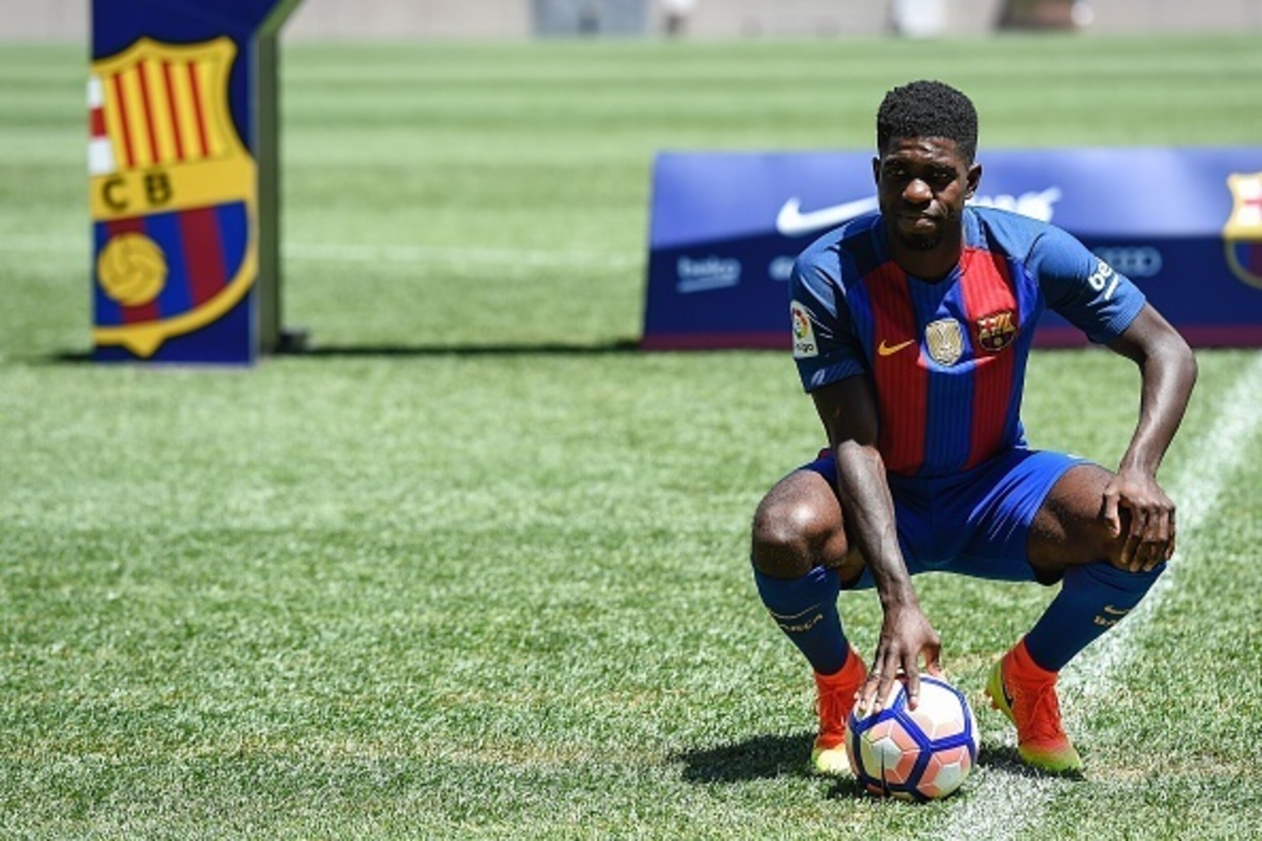 New Barcelona's French defender Samuel Umtiti poses with a ball on the pitch during his official presentation at the Camp Nou stadium in Barcelona on July 15, 2016, after signing his new contract with the Catalan club. / AFP / JOSEP LAGO        (Photo cre