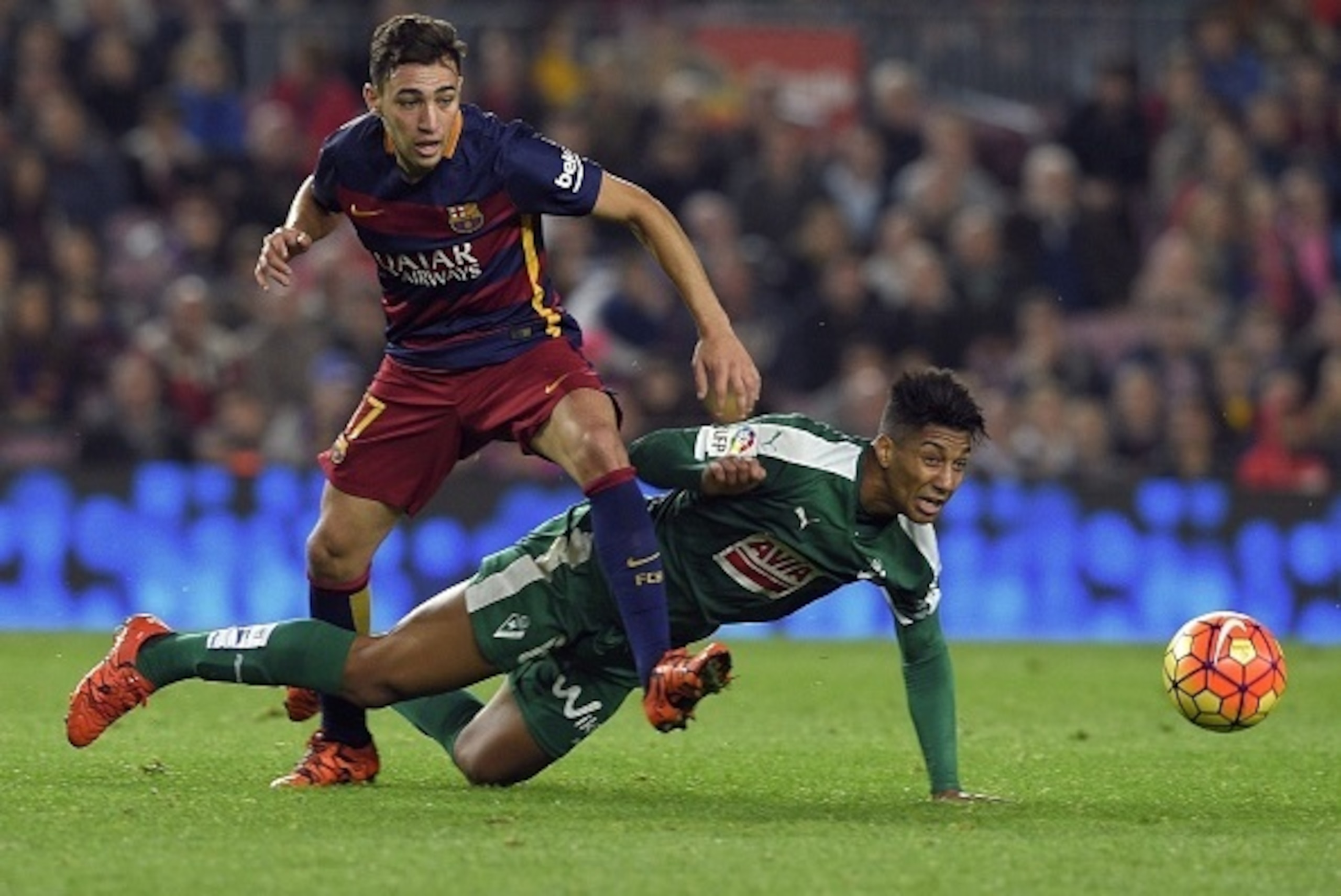 Barcelona's forward Munir El Haddadi (L) vies with Eibar's Azerbaijani midfielder Eddy (R) during the Spanish league football match FC Barcelona vs SD Eibar at the Camp Nou stadium in Barcelona on October 25, 2015.   AFP PHOTO/ LLUIS GENE        (Photo cr
