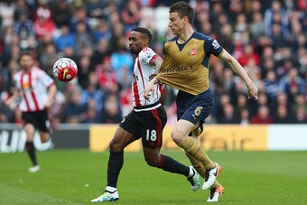 SUNDERLAND, ENGLAND - APRIL 24:  Laurent Koscielny of Arsenal tussles with Jermain Defoe of Sunderland during the Barclays Premier League match between Sunderland and Arsenal at the Stadium of Light on April 24, 2016 in Sunderland, United Kingdom.  (Photo