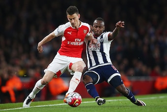 LONDON, ENGLAND - APRIL 21:  Laurent Koscielny of Arsenal and Saido Berahino of West Bromwich Albion battle for the ball during the Barclays Premier League match between Arsenal and West Bromwich Albion at the Emirates Stadium on April 21, 2016 in London,