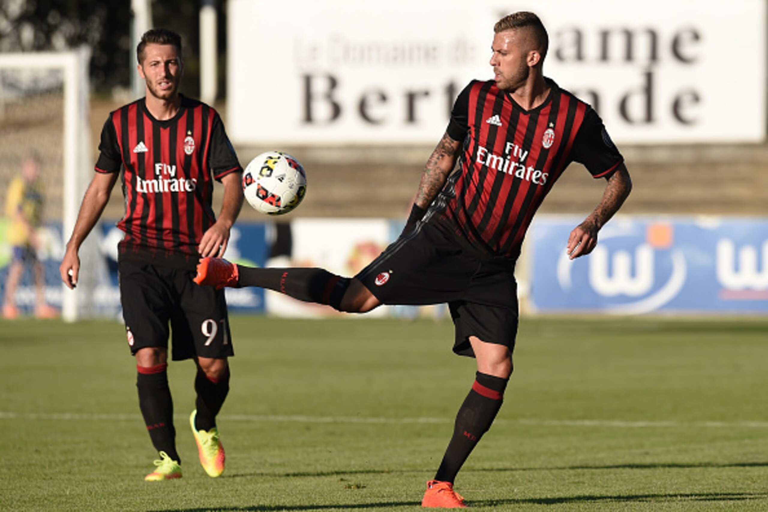 AC Milan's French forward Jeremy Menez (R) controls the ball during the friendly football between Bordeaux and AC Milan on July 16, 2016 at the Armandie stadium in Agen, southwestern France. / AFP / NICOLAS TUCAT (Photo credit should read NICOLAS AC Milan's French forward Jeremy Menez (R) controls the ball during the friendly football between Bordeaux and AC Milan on July 16, 2016 at the Armandie stadium in Agen, southwestern France. / AFP / NICOLAS TUCAT (Photo credit should read NICOLAS