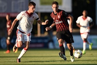AC Milan's Italian midfielder Giacomo Bonaventura (R) vies with Bordeaux' French defender Frederic Guilbert (L) during the friendly football match between Bordeaux and AC Milan on July 16, 2016 at the Armandie stadium in Agen, southwestern France.  / AFP 