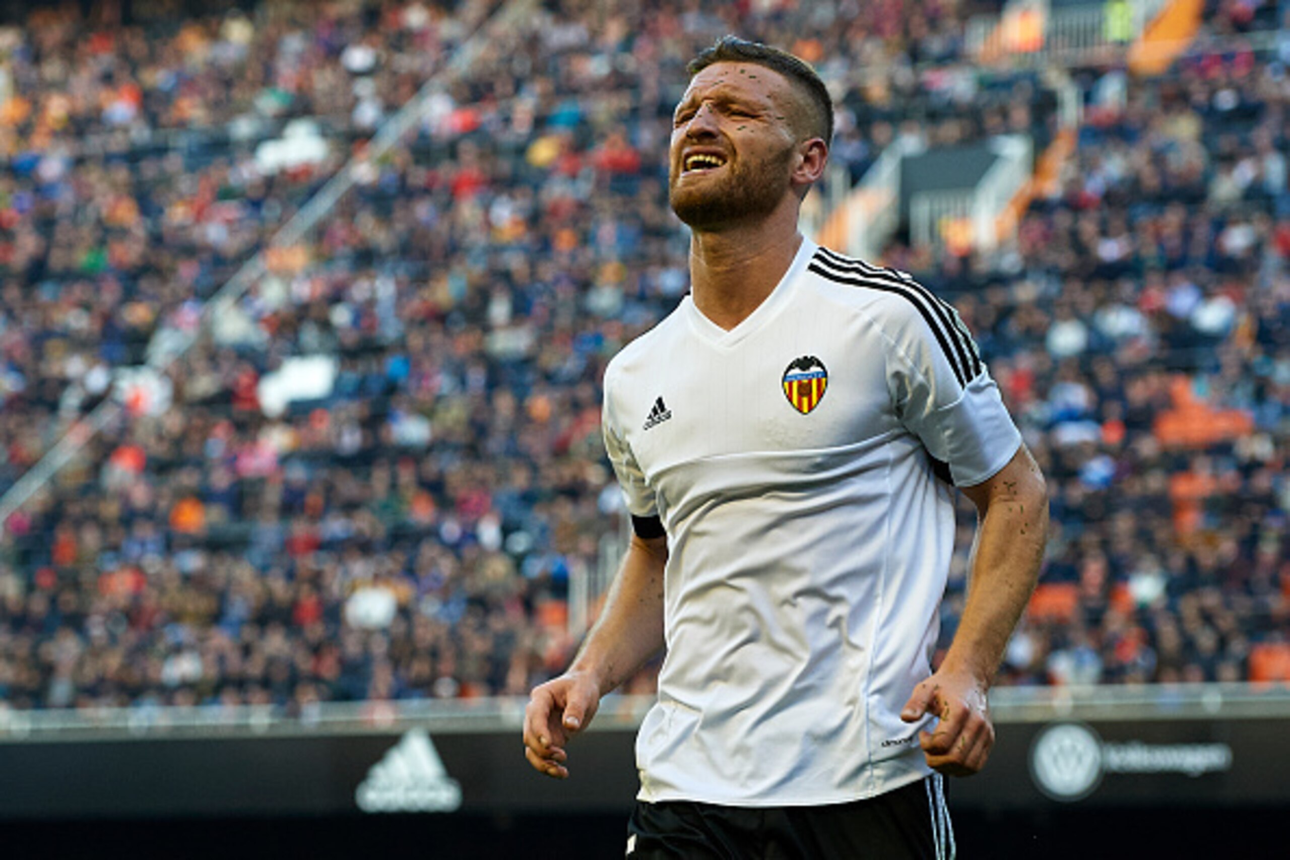VALENCIA, SPAIN - DECEMBER 19:  Shkodran Mustafi of Valencia reacts during the La Liga match between Valencia CF and Getafe CF at Estadi de Mestalla on December 19, 2015 in Valencia, Spain.  (Photo by Manuel Queimadelos Alonso/Getty Images)