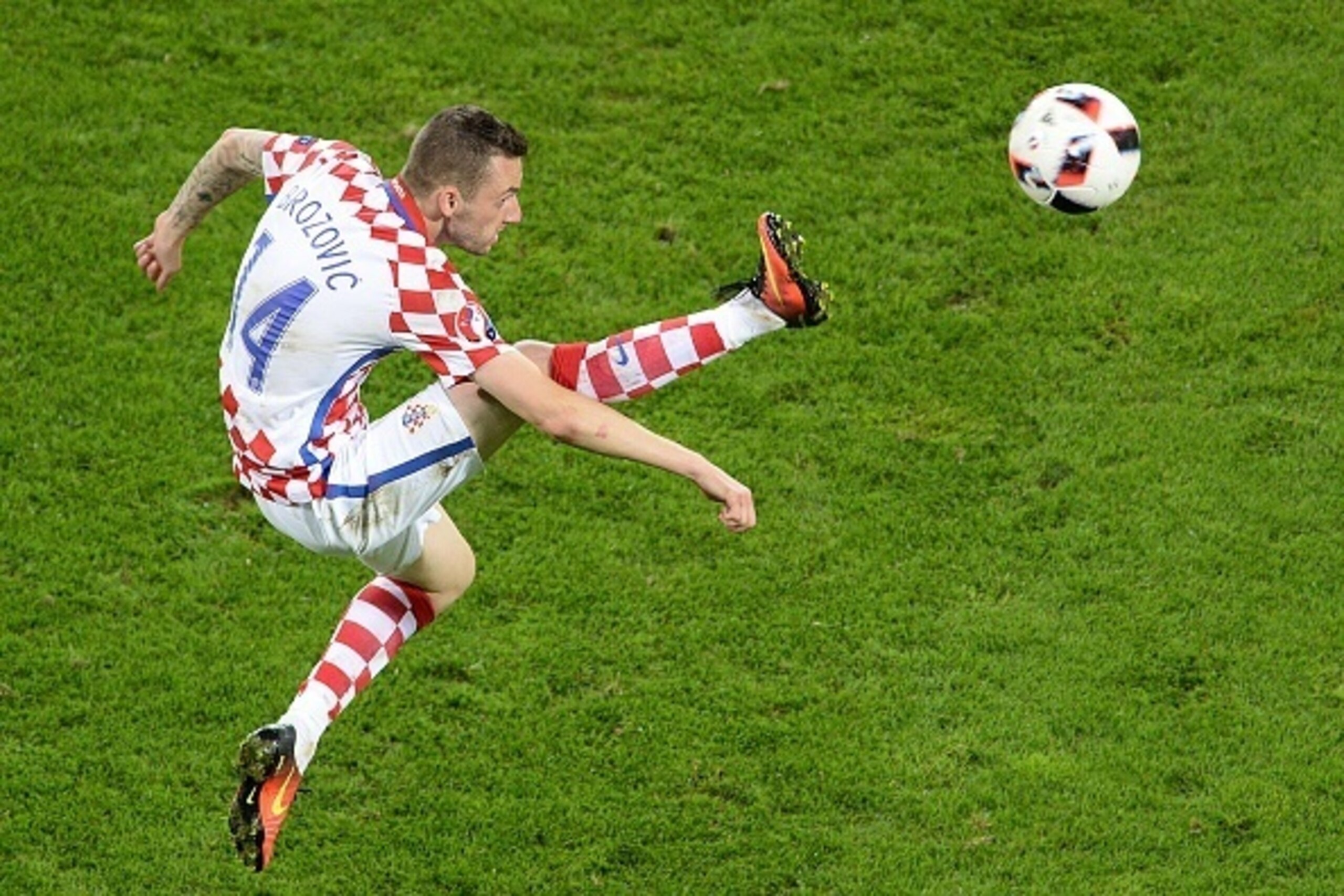 TOPSHOT - Croatia's midfielder Marcelo Brozovic kicks the ball during the Euro 2016 round of sixteen football match Croatia vs Portugal, on June 25, 2016 at the Bollaert-Delelis stadium in Lens. / AFP / FRANCOIS LO PRESTI        (Photo credit should read 