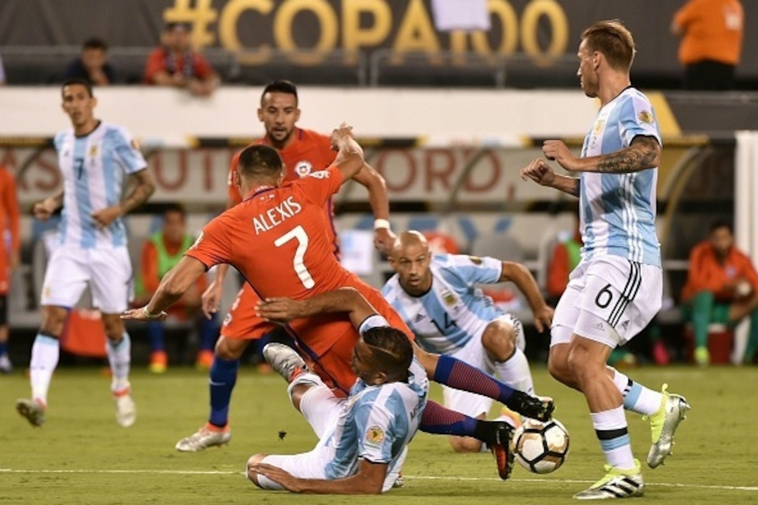 Chile's Alexis Sanchez (top) and Argentina's Gabriel Mercado vies for the ball next to Argentina's Lucas Biglia (R) during the Copa America Centenario final in East Rutherford, New Jersey, United States, on June 26, 2016.  / AFP / NELSON ALMEIDA        (P