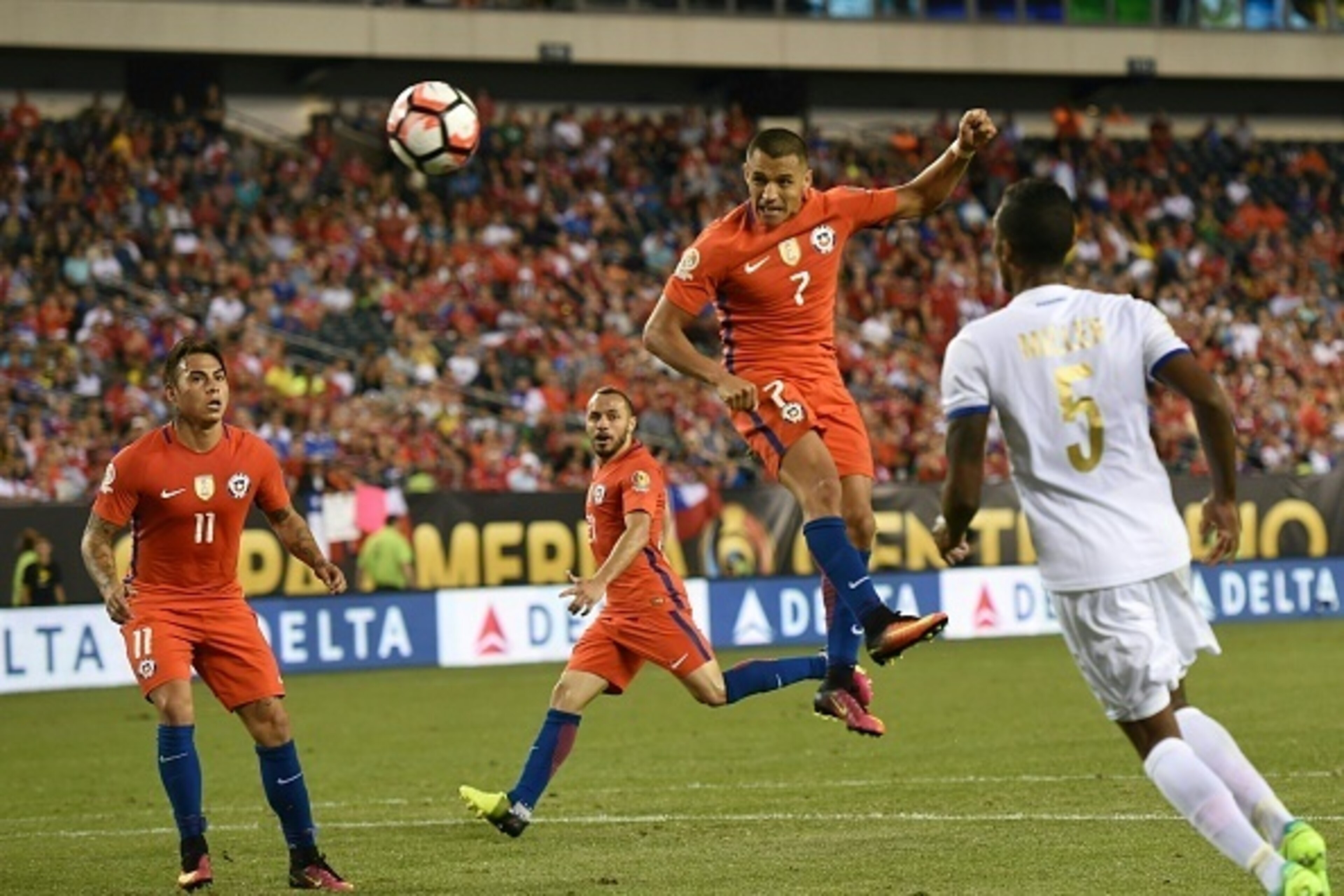 Chile's Alexis Sanchez (2-R) heads the ball to score against Panama during their Copa America Centenario football tournament match in Philadelphia, Pennsylvania, United States, on June 14, 2016.  / AFP / Don EMMERT        (Photo credit should read DON EMM
