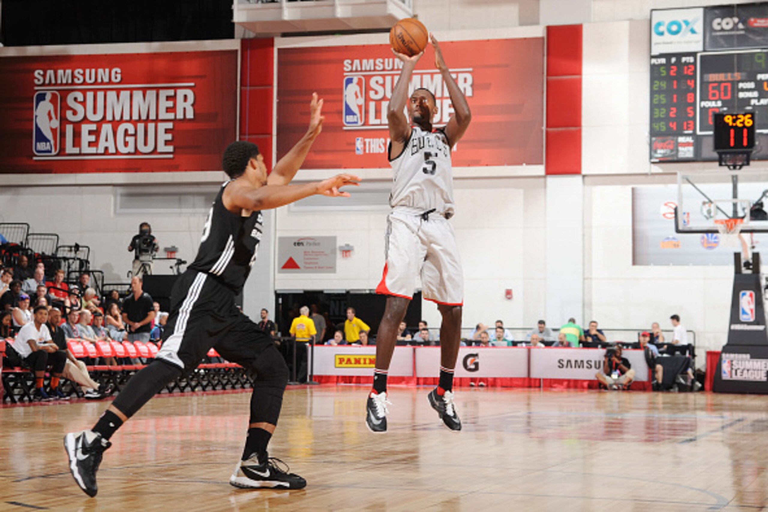 LAS VEGAS, NV - JULY 12:  Bobby Portis #5 of the Chicago Bulls shoots the ball against the San Antonio Spurs during the 2016 NBA Las Vegas Summer League game on July 12, 2016 at the Cox Pavillion in Las Vegas, Nevada. NOTE TO USER: User expressly acknowle