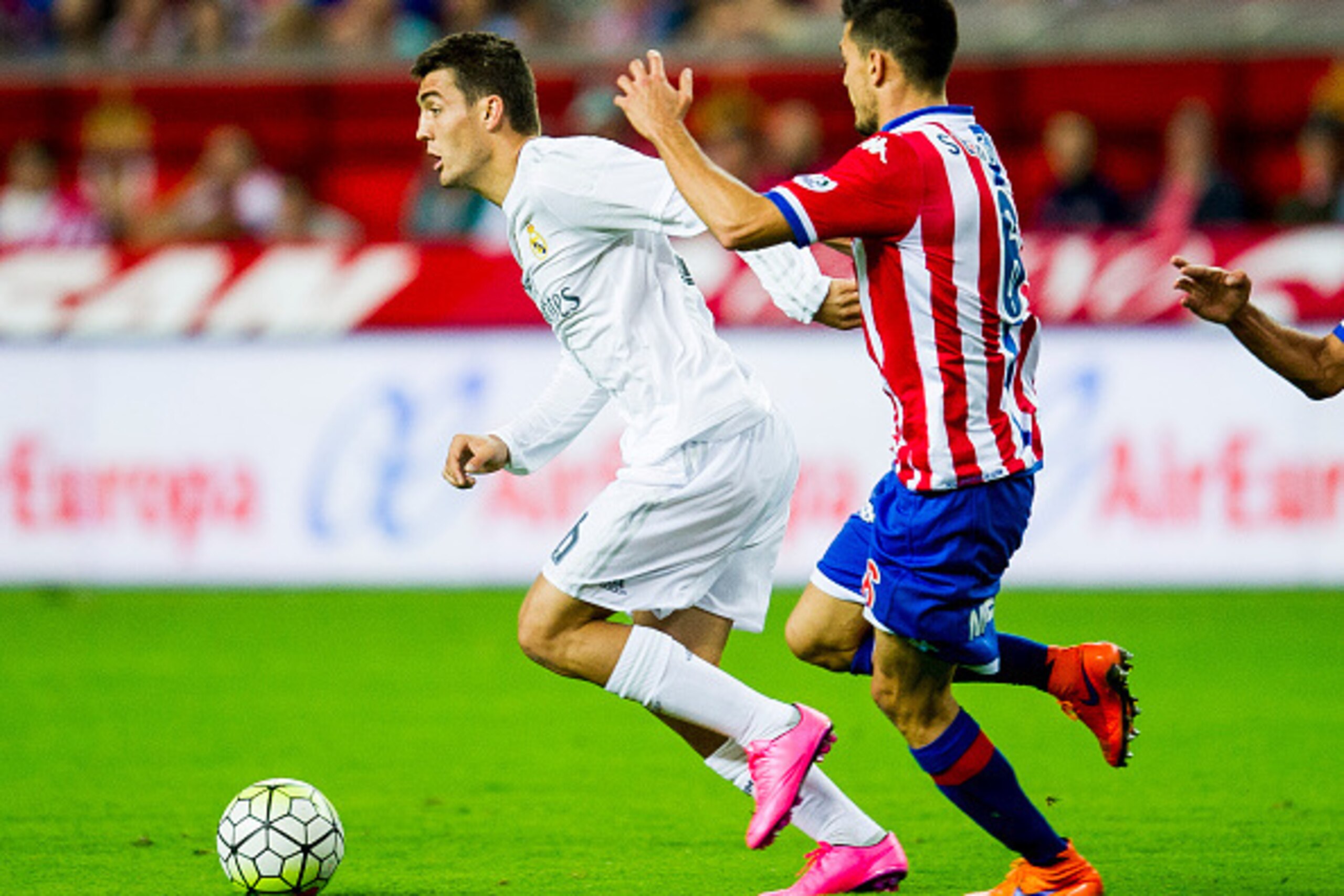 GIJON, SPAIN - AUGUST 23: Mateo Kovacic of Real Madrid duels for the ball with Sergio Alvarez of Real Sporting de Gijon during the La Liga match between Sporting Gijon and Real Madrid at Estadio El Molinon on August 23, 2015 in Gijon, Spain. (Photo by Jua GIJON, SPAIN - AUGUST 23: Mateo Kovacic of Real Madrid duels for the ball with Sergio Alvarez of Real Sporting de Gijon during the La Liga match between Sporting Gijon and Real Madrid at Estadio El Molinon on August 23, 2015 in Gijon, Spain. (Photo by Jua