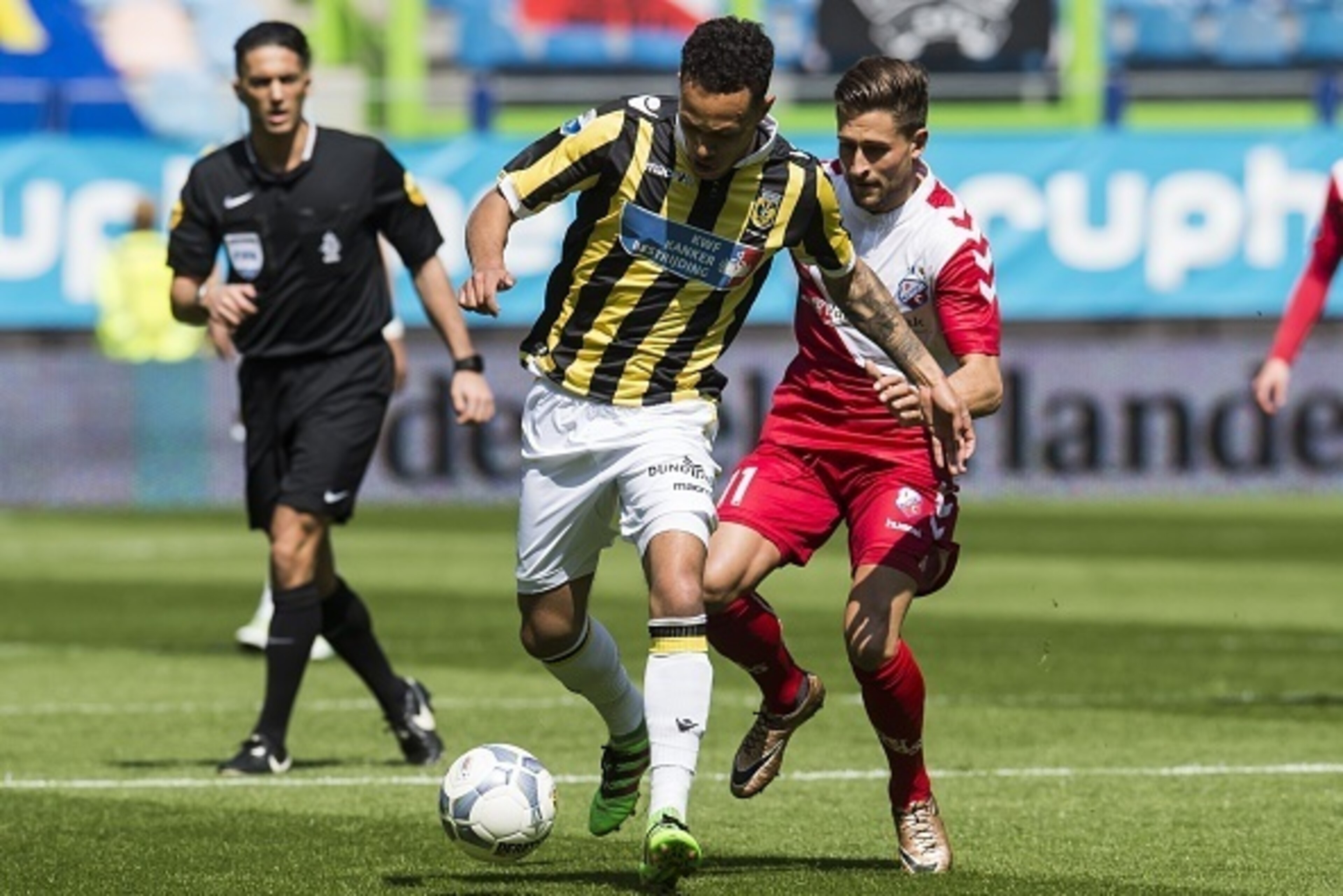 (L-R) Lewis Baker of Vitesse, Andreas Ludwig of FC Utrecht during the Dutch Eredivisie match between Vitesse Arnhem and FC Utrecht at Gelredome on May 01, 2016 in Arnhem, The Netherlands(Photo by VI Images via Getty Images)