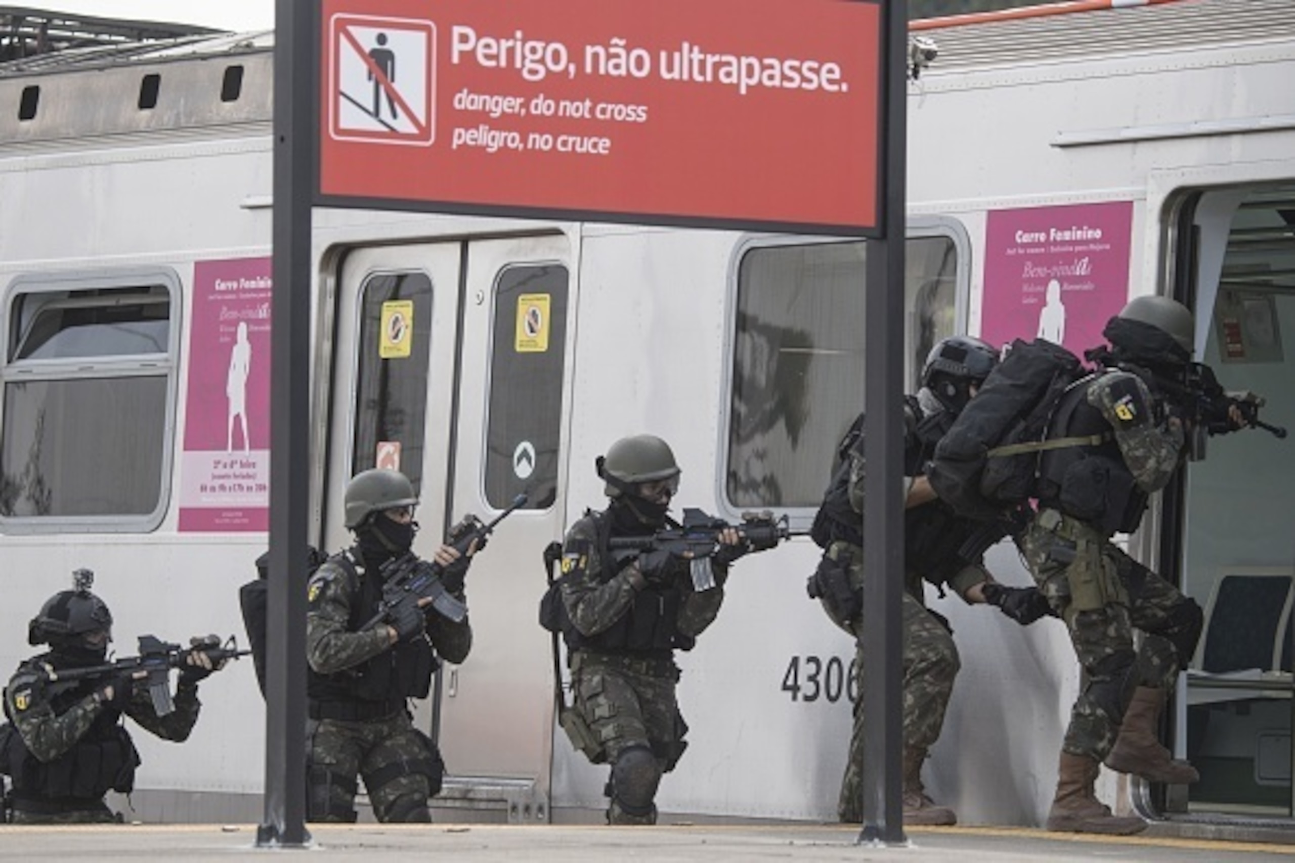 Brazilian army special forces assigned to the security of the Rio 2016 Olympics Games train along idle carriages at the Deodoro train station in Rio de Janeiro, Brazil on July 16, 2016. / AFP / CHRISTOPHE SIMON        (Photo credit should read CHRISTOPHE 