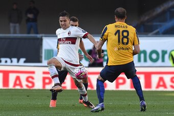 VERONA, ITALY - APRIL 25:  (L-R) Jose Mauri of AC Milan competes for the ball with Moras Evangelos of Hellas Veronaduring the Serie A match between Hellas Verona FC and AC Milan at Stadio Marc'Antonio Bentegodi on April 25, 2016 in Verona, Italy.  (Photo 