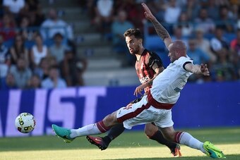 Bordeaux's French defender Nicolas Pallois (R) vies with AC Milan's midfielder Suso (L) as he shoots scores a goal during the friendly football between Bordeaux and AC Milan on July 16, 2016 at the Armandie stadium in Agen, southwestern France. / AFP / NI