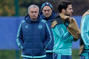 Silvino looks on as Mourinho takes coaching at Chelsea.