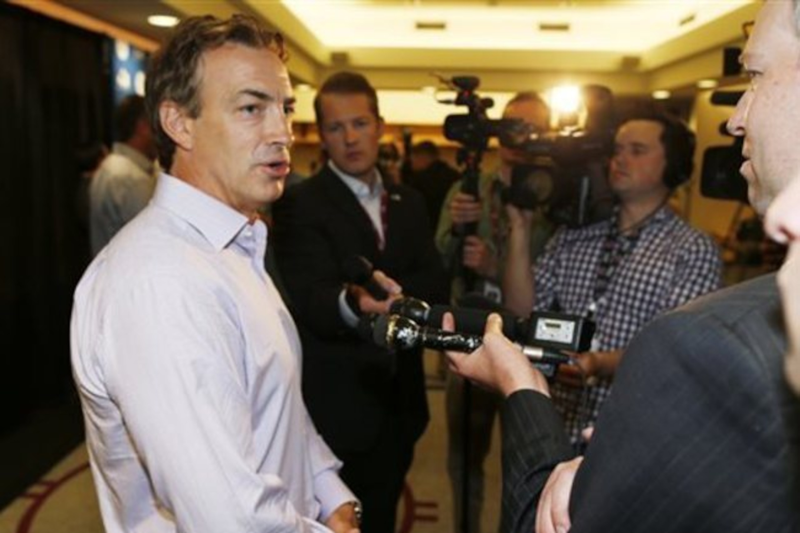 Avs GM Joe Sakic