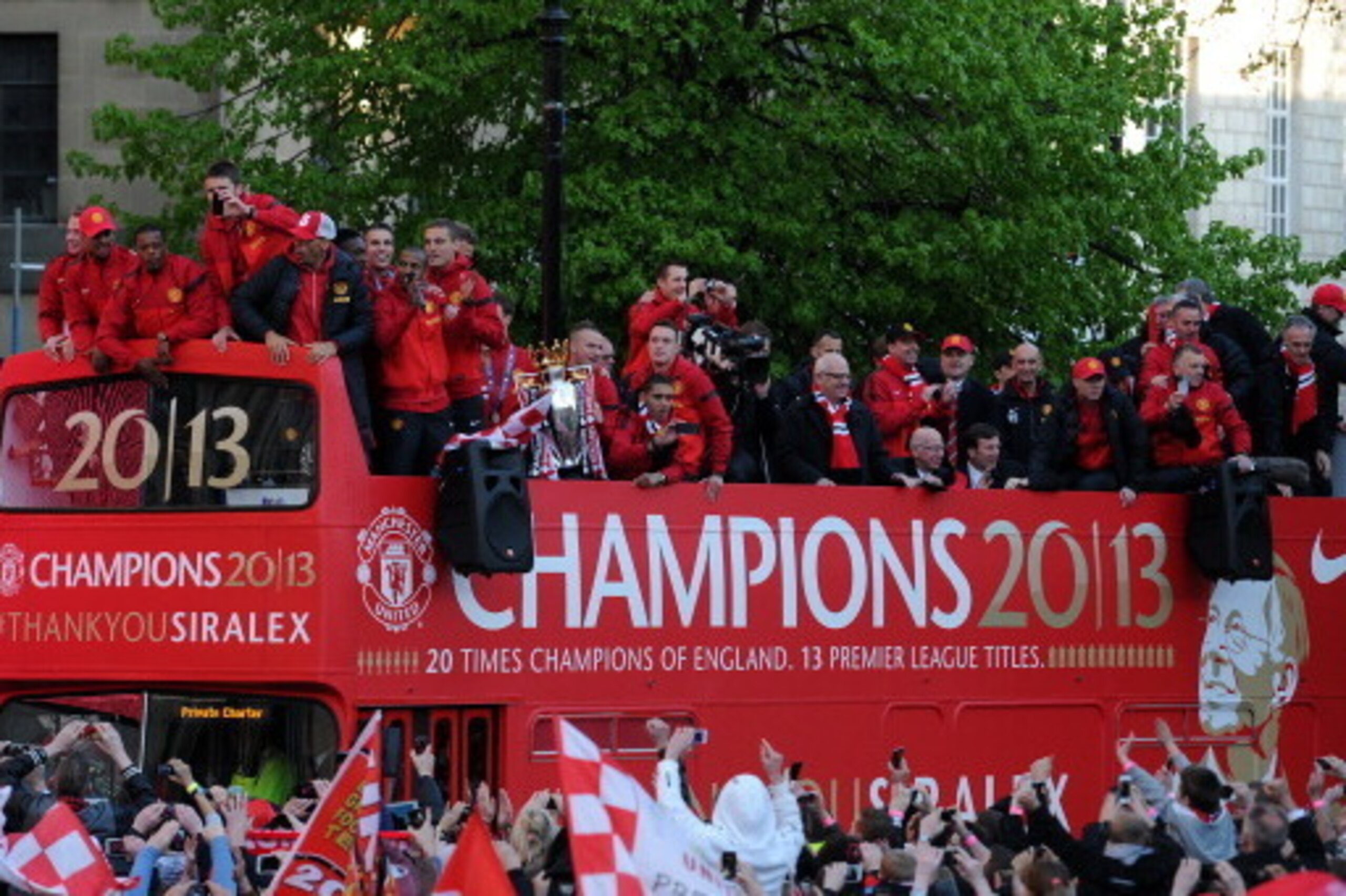 MANCHESTER, ENGLAND - MAY 13: Manchester United celebrate with the Barclays Premier League trophy during the Manchester United Premier League Winners Parade at Manchester Town Hall on May 13, 2013 in Manchester, England. (Photo by Chris Brunskill/Getty Im