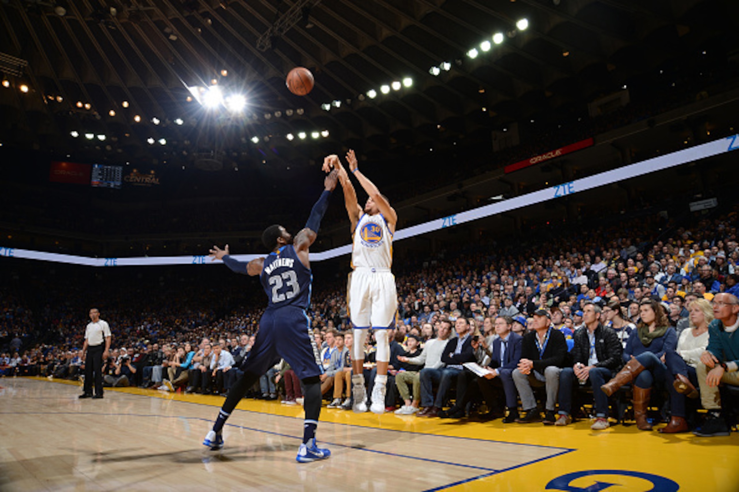 OAKLAND, CA - JANUARY 27: Stephen Curry #30 of the Golden State Warriors shoots against Wesley Matthews #23 of the Dallas Mavericks on January 27, 2016 at Oracle Arena in Oakland, California. NOTE TO USER: User expressly acknowledges and agrees that, by d