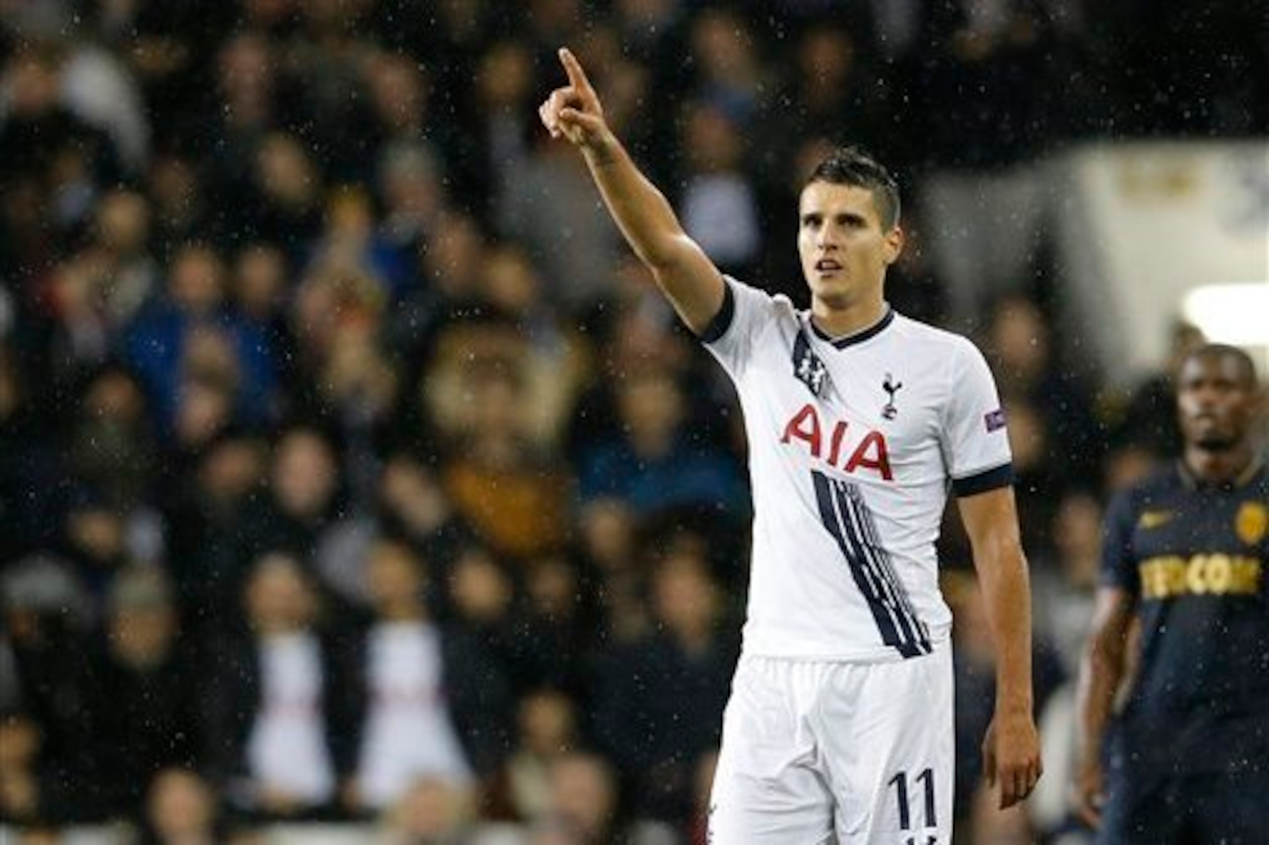 Lamela has a good awareness of direction and his team-mates' positioning.