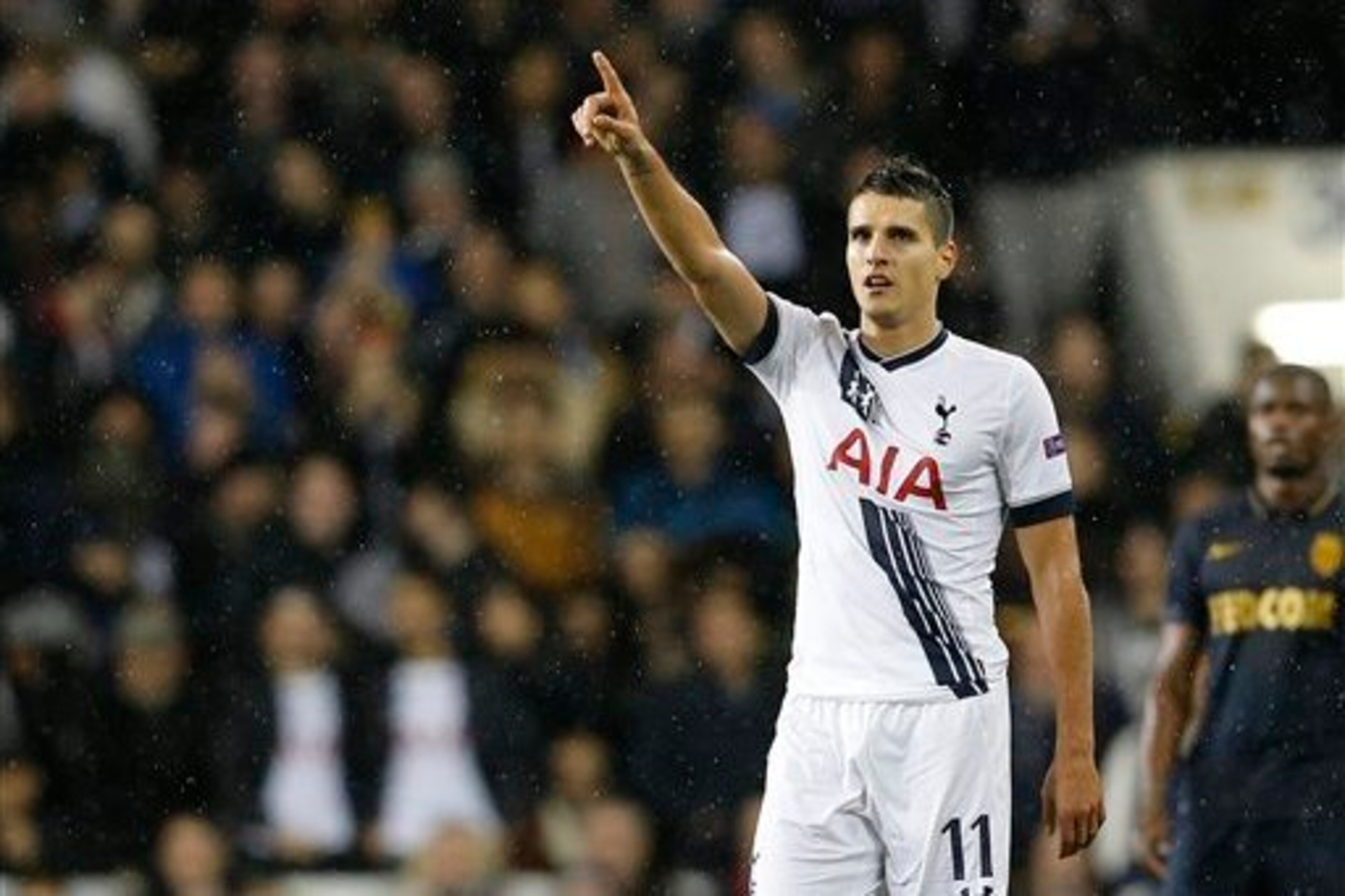 Lamela has a good awareness of direction and his team-mates' positioning.