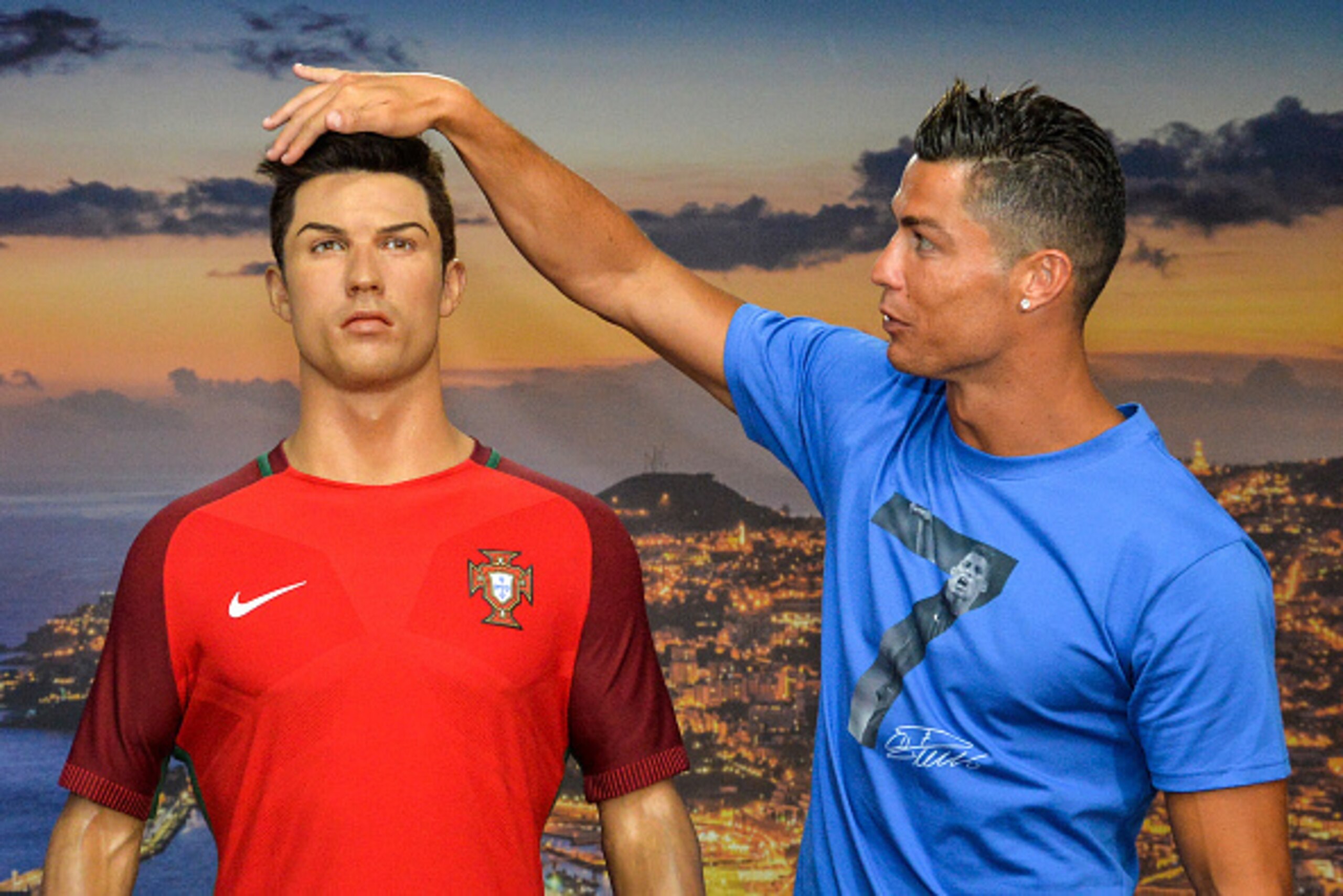 TOPSHOT - Portugese forward Cristiano Ronaldo poses next to a wax statue representing himself during a visit to the new location of the CR7 museum dedicated his professional career at Funchal, on the Portuguese island of Madeira on July 23, 2016. / AFP / TOPSHOT - Portugese forward Cristiano Ronaldo poses next to a wax statue representing himself during a visit to the new location of the CR7 museum dedicated his professional career at Funchal, on the Portuguese island of Madeira on July 23, 2016. / AFP /