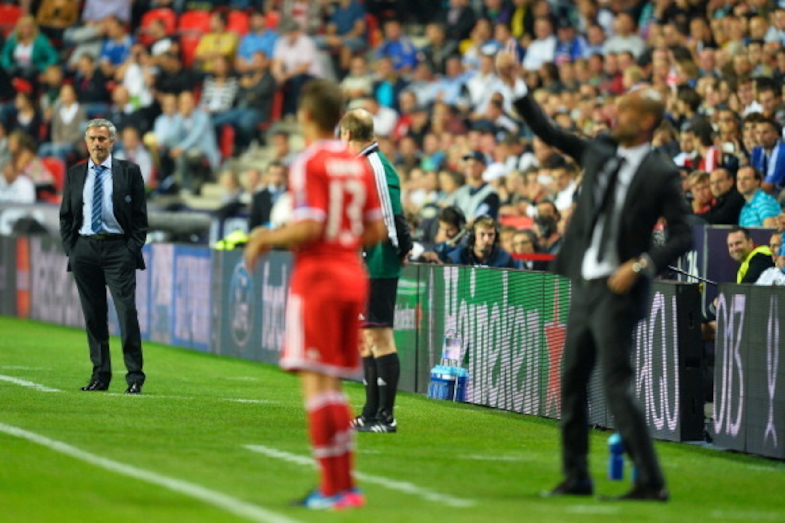 Chelsea's Portuguese manager Jose Mourinho (L) and Bayern Munich's Spanish head coach Pep Guardiola (R) stand on the sideline during the UEFA Super Cup football match FC Bayern Munich vs Chelsea FC on August 30, 2013 at the Eden Stadium, in Prague. AFP PH