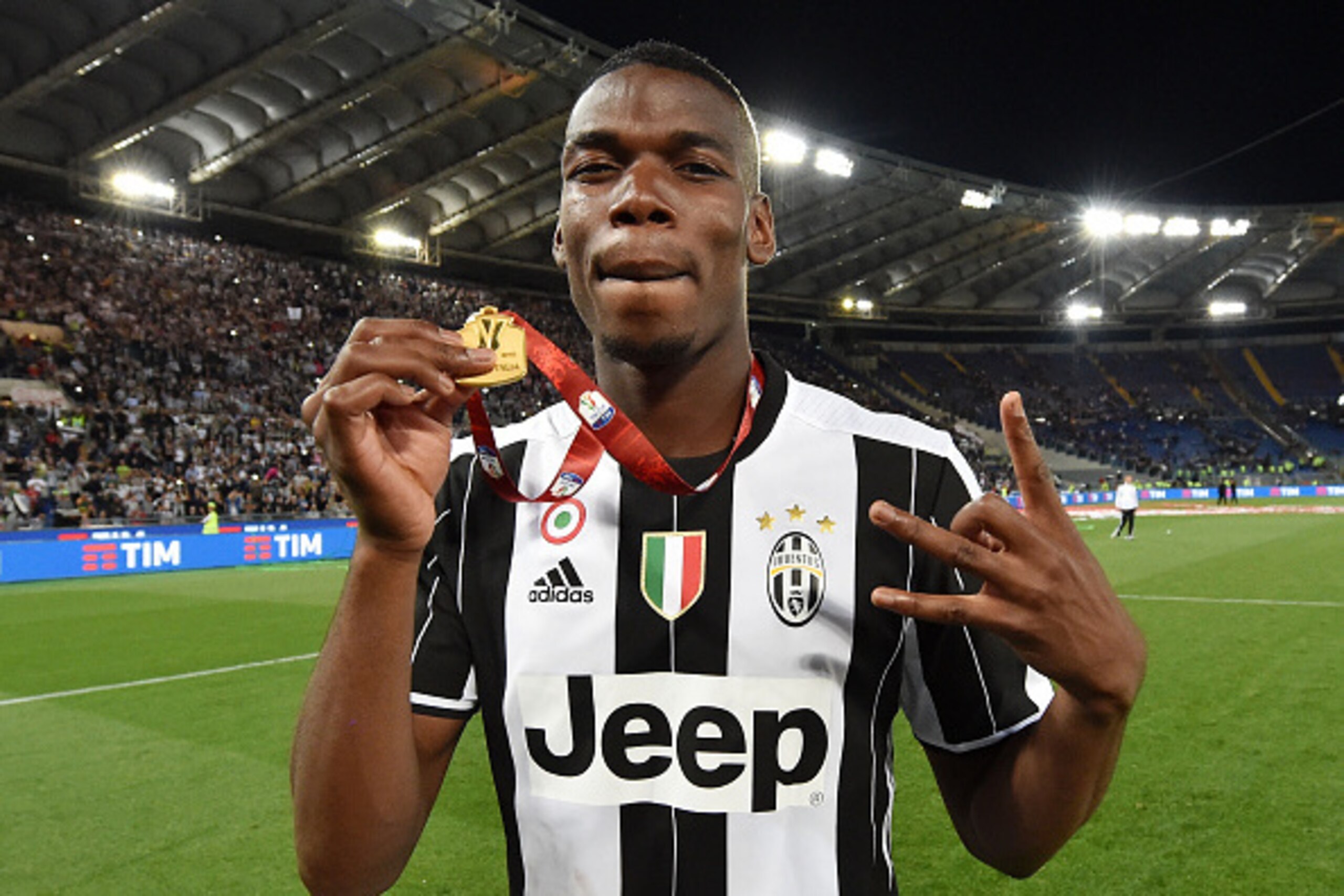 ROME, ITALY - MAY 21:  Paul Pogba of Juventus FC celebrates the victory after the TIM Cup match between AC Milan and Juventus FC at Stadio Olimpico on May 21, 2016 in Rome, Italy.  (Photo by Giuseppe Bellini/Getty Images)