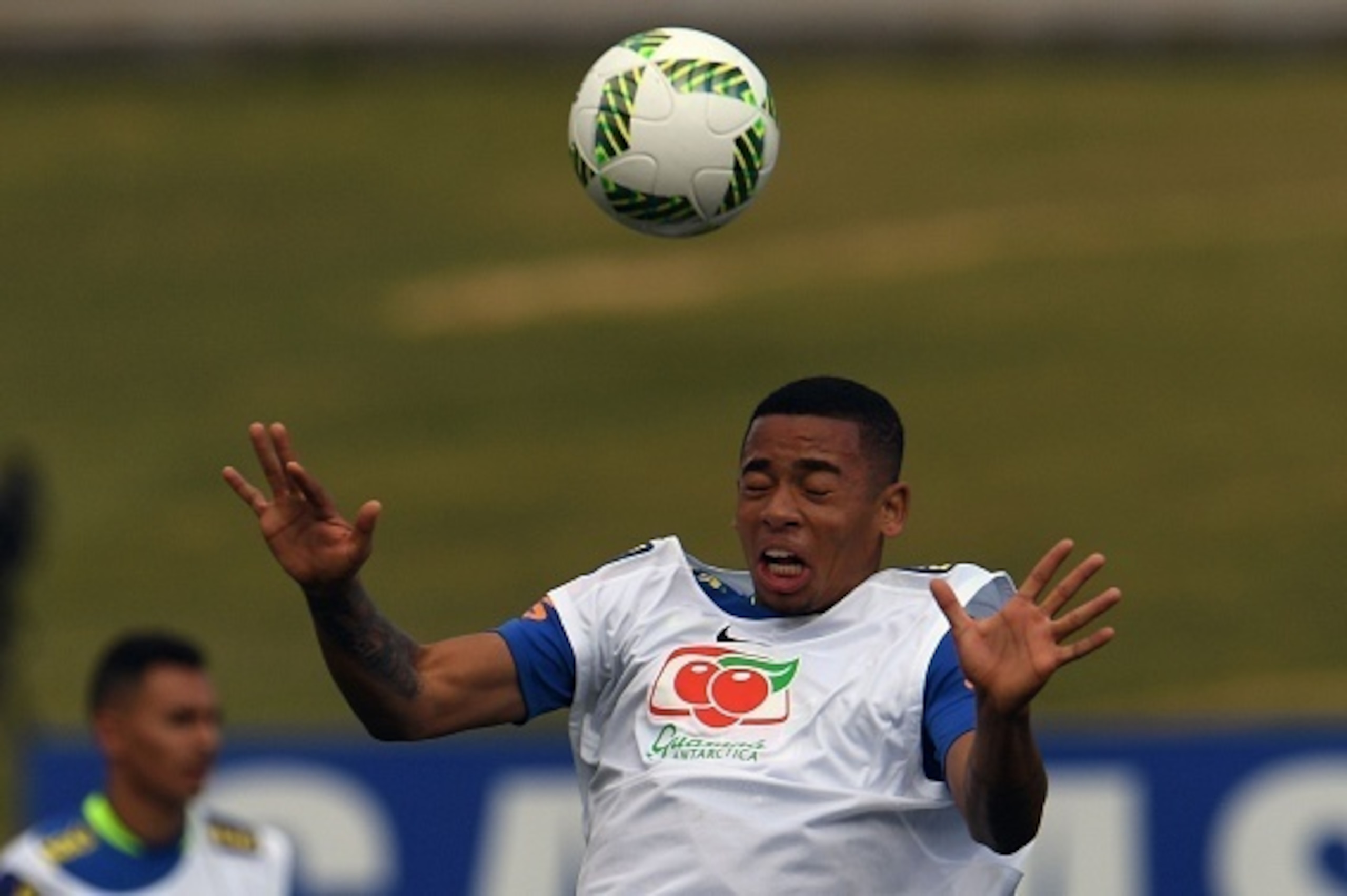 Brazilian footballer Gabriel Jesus heads the ball during a training session ahead of the Rio 2016 Olympic Games, at the Granja Comary sports complex in Teresopolis, about 90 km from Rio de Janeiro, Brazil, on July 19, 2016. / AFP / VANDERLEI ALMEIDA Brazilian footballer Gabriel Jesus heads the ball during a training session ahead of the Rio 2016 Olympic Games, at the Granja Comary sports complex in Teresopolis, about 90 km from Rio de Janeiro, Brazil, on July 19, 2016. / AFP / VANDERLEI ALMEIDA