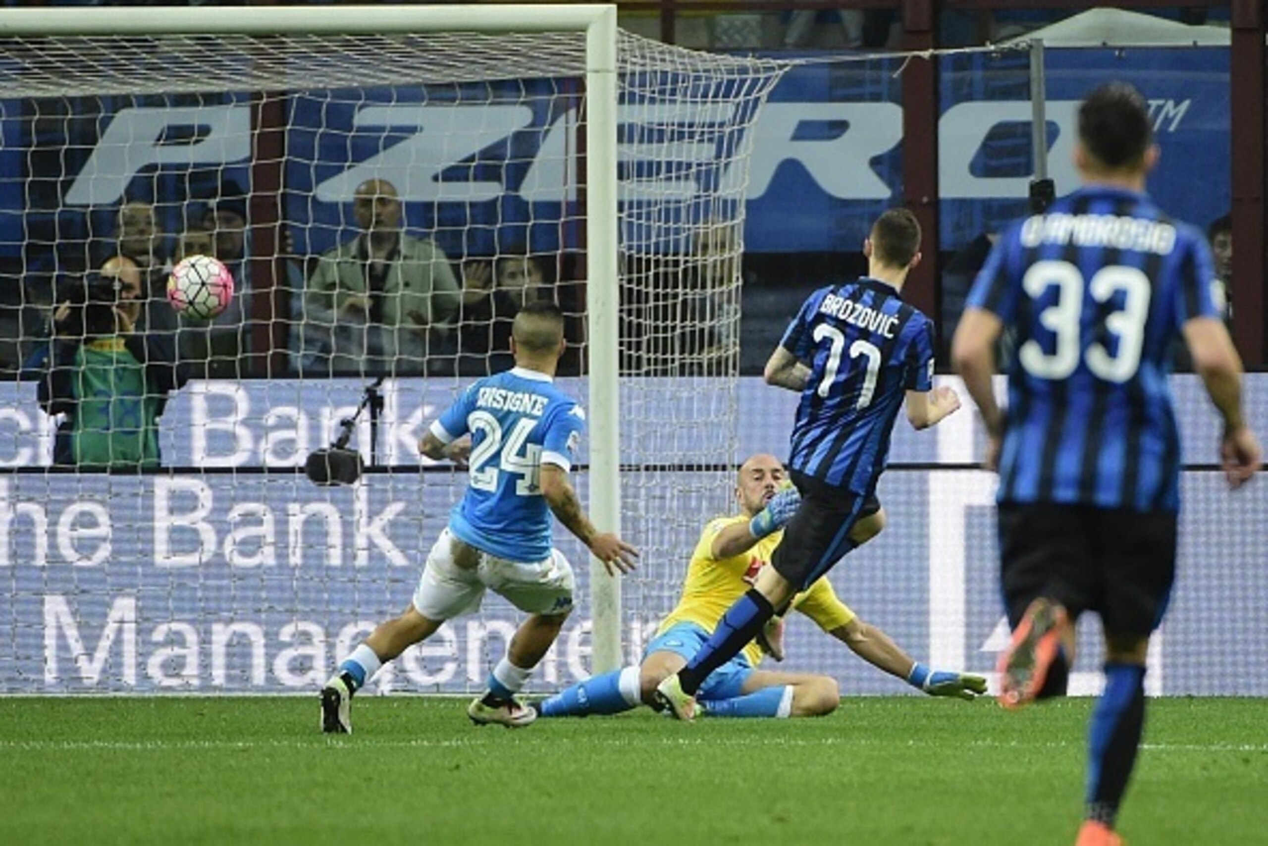 Inter Milan's midfielder from Croatia Marcelo Brozovic (R) scores against Napoli's goalkeeper from Spain Pepe Reina during the Italian Serie A football match Inter Milan vs Naples on April 16, 2016 at the San Siro Stadium in Milan. / AFP / OLIVIER MORIN Inter Milan's midfielder from Croatia Marcelo Brozovic (R) scores against Napoli's goalkeeper from Spain Pepe Reina during the Italian Serie A football match Inter Milan vs Naples on April 16, 2016 at the San Siro Stadium in Milan. / AFP / OLIVIER MORIN