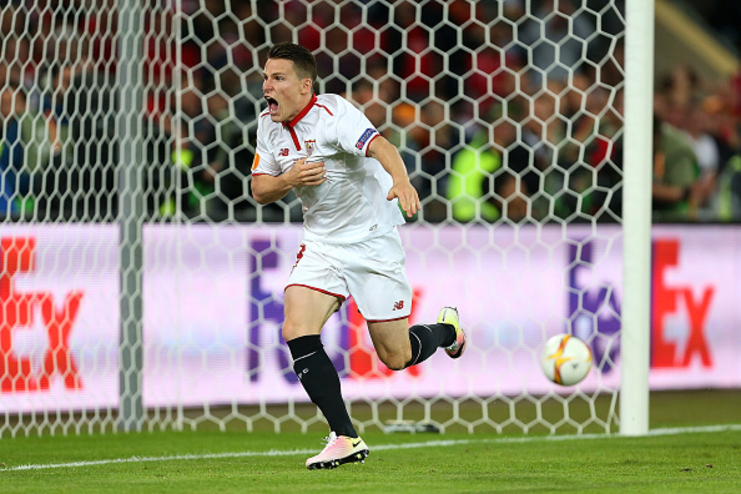 BASEL, SWITZERLAND - MAY 18:  Kevin Gameiro of Sevilla celebrates scoring a goal to make the score 1-1 during the UEFA Europa League Final between Liverpool and Sevilla at St. Jakob-Park on May 18, 2016 in Basel, Switzerland.  (Photo by Catherine Ivill - 
