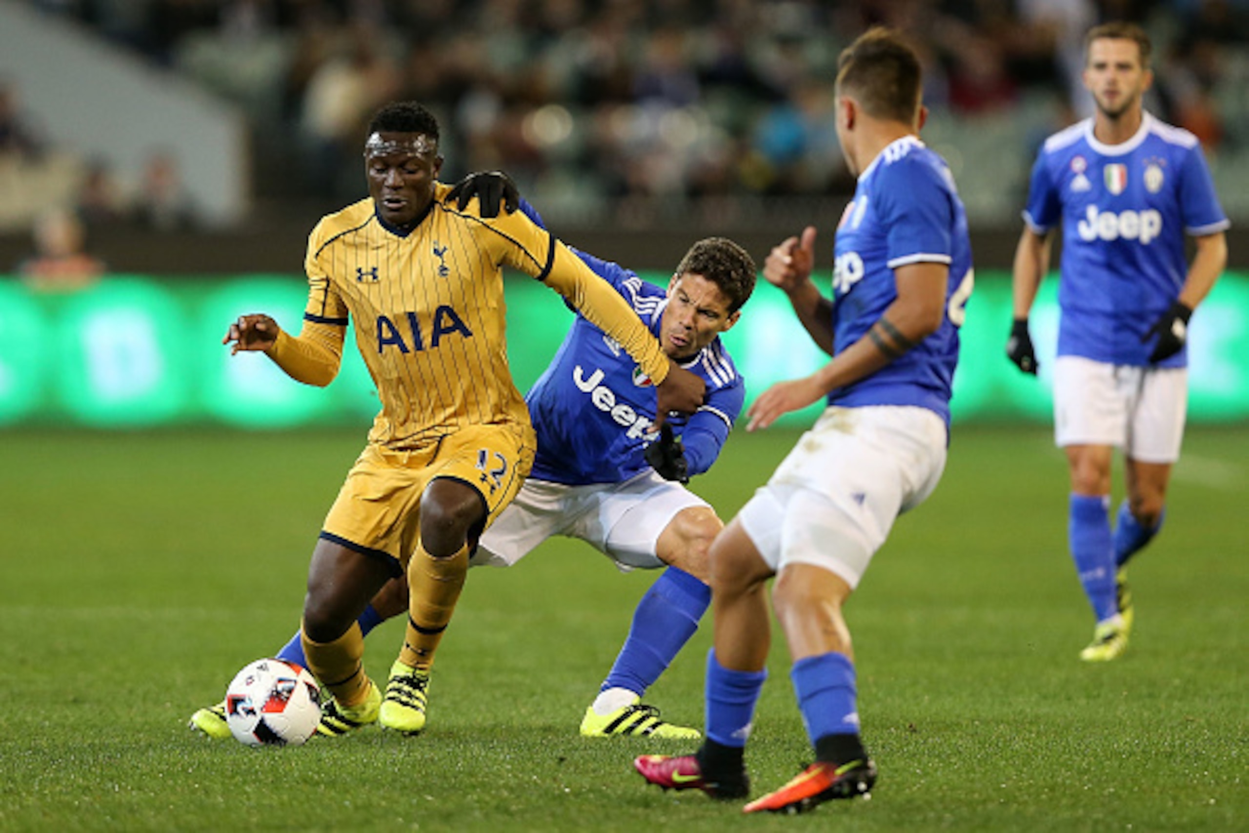 MELBOURNE, AUSTRALIA - JULY 26:  Victor Wanyama of Tottenham (L) and Anderson Hernanes de Carvalho Viana Lima of Juventus compete for the ball during the 2016 International Champions Cup match between Juventus FC and Tottenham Hotspur at Melbourne Cricket