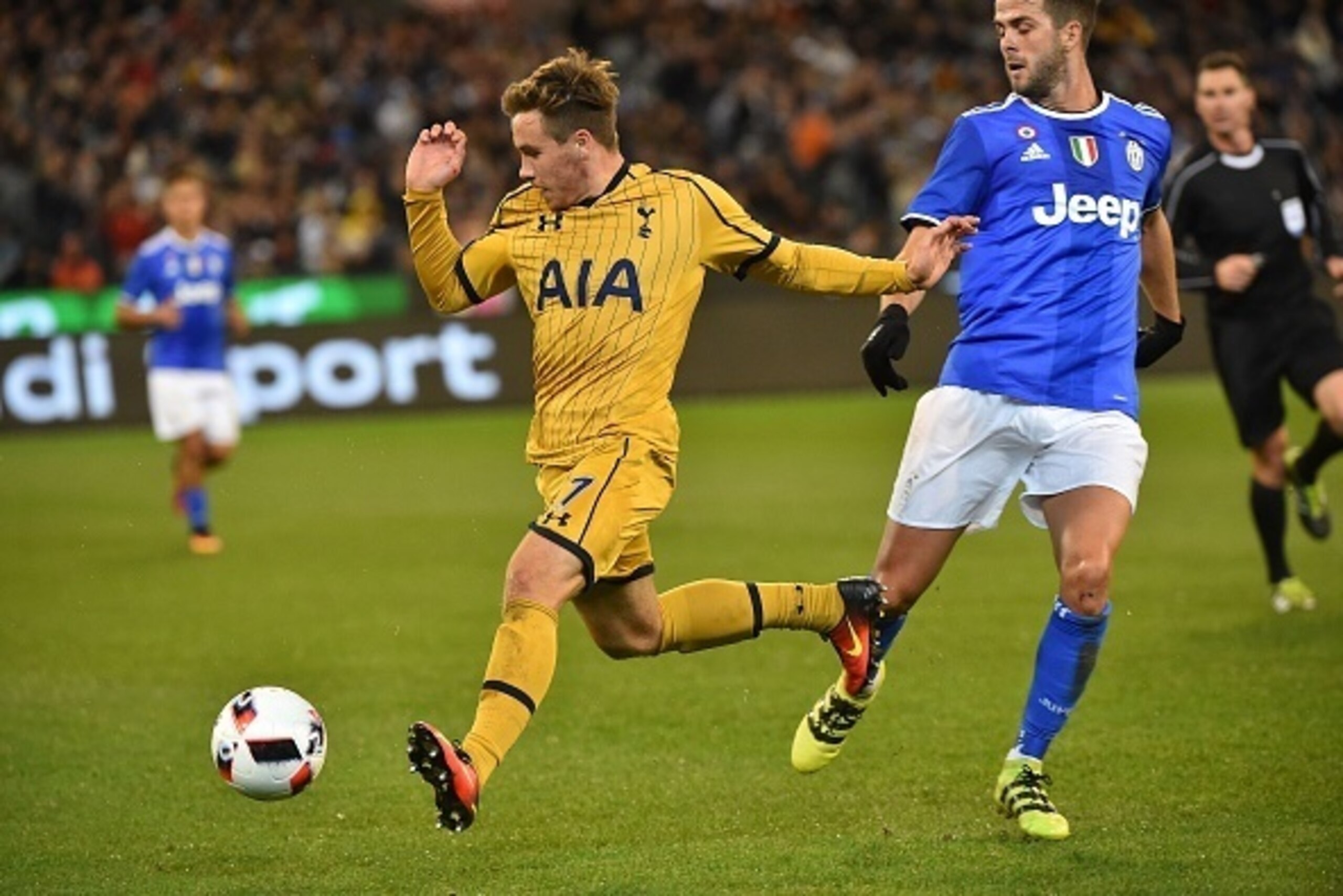Tottenham Hotspur's Will Miller (L) runs the ball forward during the International Champions Cup football match between Italy's Serie A team Juventus and Premier League team Tottenham Hotspur in Melbourne on July 26, 2016.  / AFP / Paul Crock / IMAGE REST