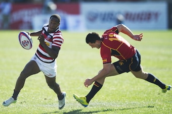 USA's Carlin Isles (L) vies with Spain's Julen Goia Iriberri during Day 2 of the USA Sevens Las Vegas HSBC Sevens World Series Round 5 at Sam Boyd Stadium in Las Vegas, NV, February 9, 2013.  AFP PHOTO/Jim WATSON        (Photo credit should read JIM WATSO