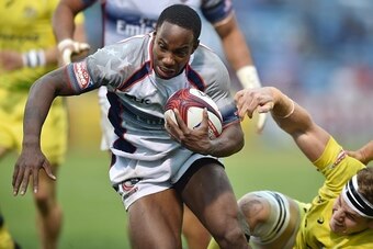Carlin Isles of the US (C) scores a try against Australia during their match at the Tokyo Rugby Sevens in Tokyo on April 5, 2015. USA won the match 17-12.   AFP PHOTO / KAZUHIRO NOGI        (Photo credit should read KAZUHIRO NOGI/AFP/Getty Images)