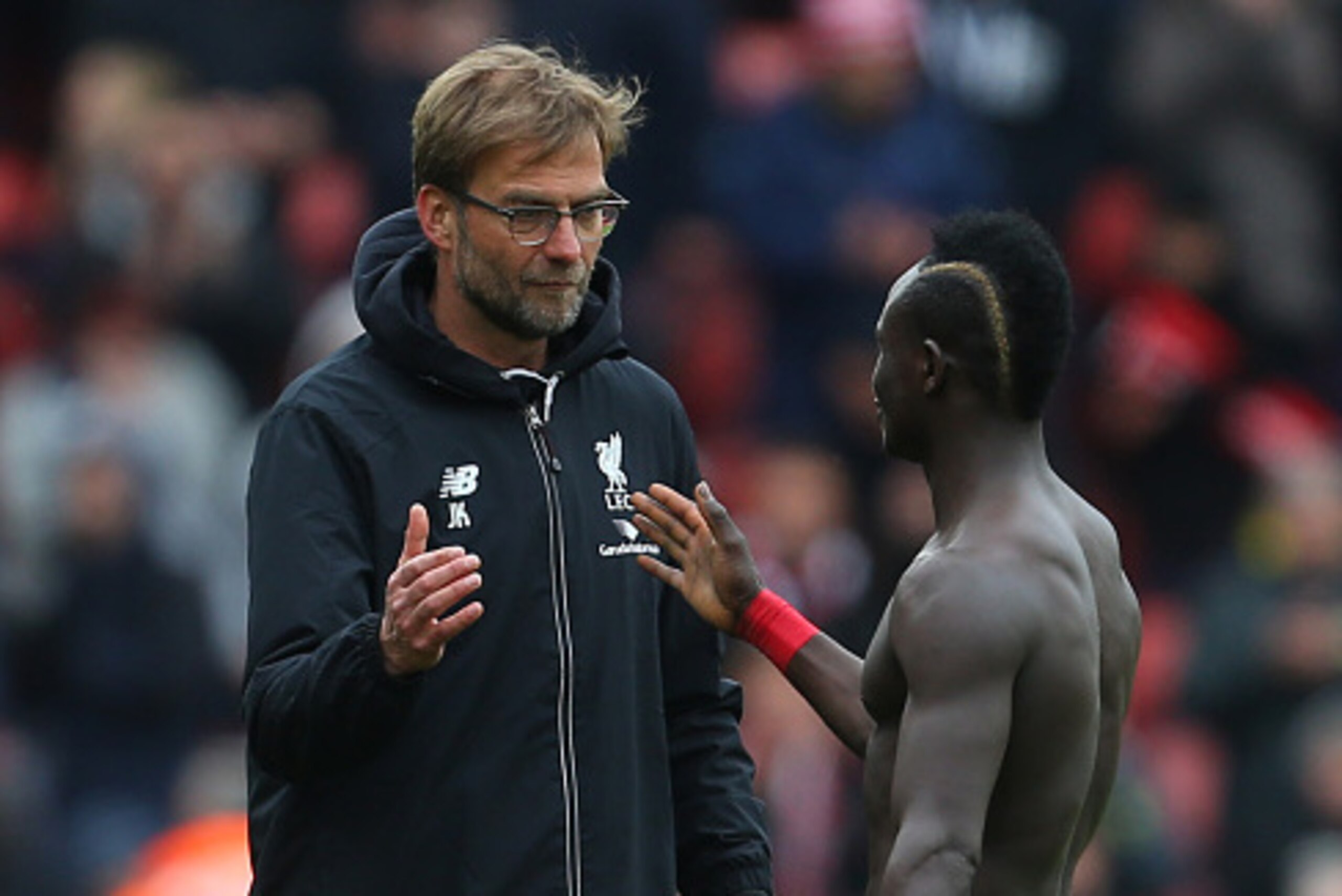 SOUTHAMPTON, ENGLAND - MARCH 20:  Jurgen Klopp manager of Liverpool congratulates scorer of the winning goal Sadio Mane of Southampton after the Barclays Premier League match between Southampton and Liverpool on March 20, 2016 in Southampton, United Kingd