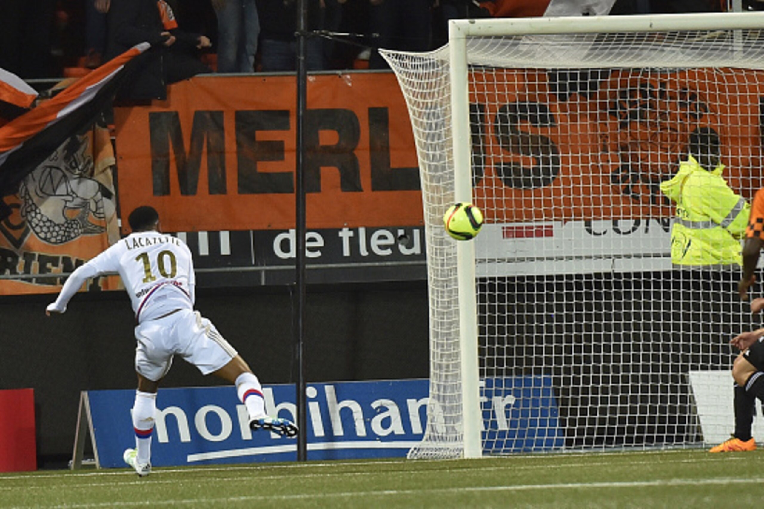Lyon's French forward Alexandre Lacazette (L) scores during the French L1 football match between Lorient and Lyon on April 3, 2016 at the Moustoir stadium in Lorient, western France.    AFP PHOTO / LOIC VENANCE / AFP / LOIC VENANCE        (Photo credit sh