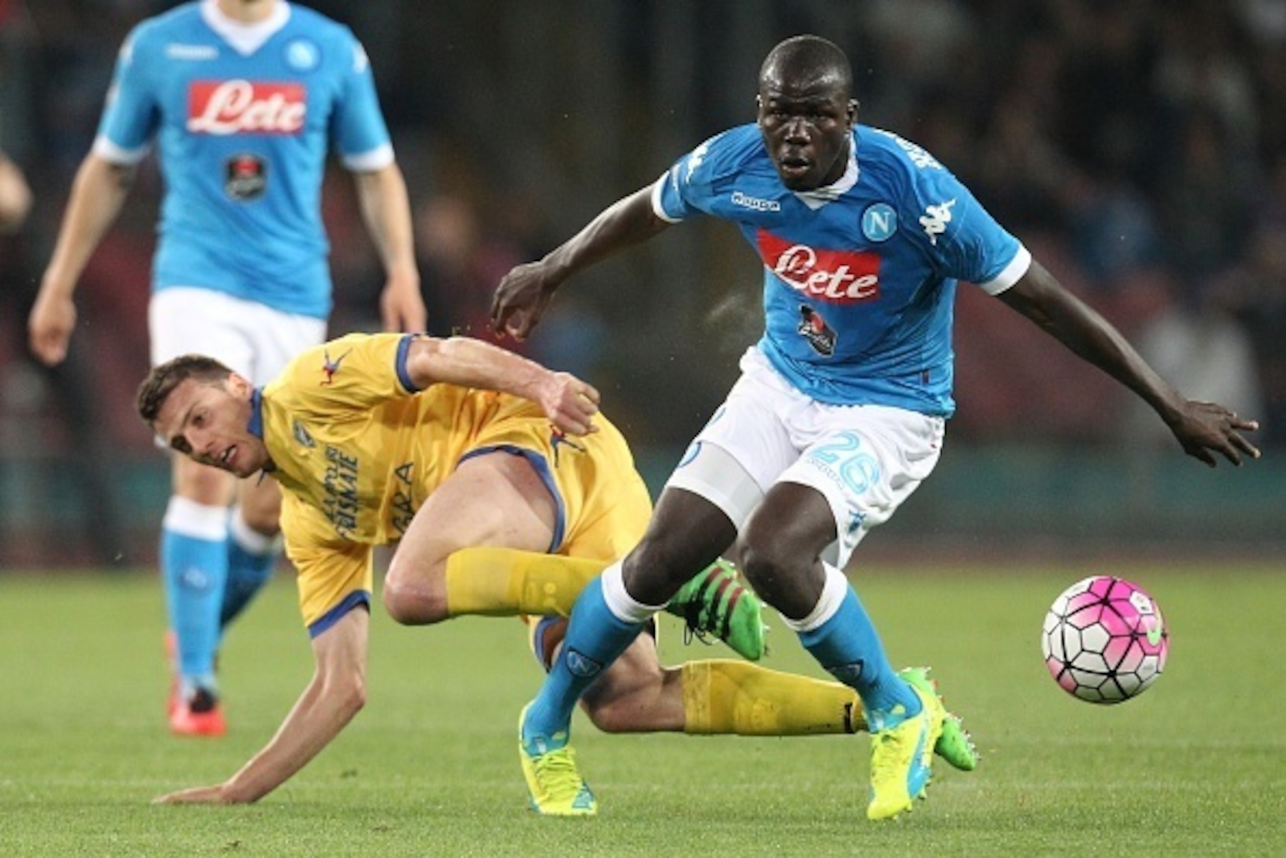 Napoli's French defender Kalidou Koulibaly (R) fights for the ball with Frosinone's forward from Italy Daniel Ciofani during the Italian Serie A football match SSC Napoli vs Frosinone Calcio on May 14 2016 at the San Paolo stadium in Naples. / AFP / CARLO