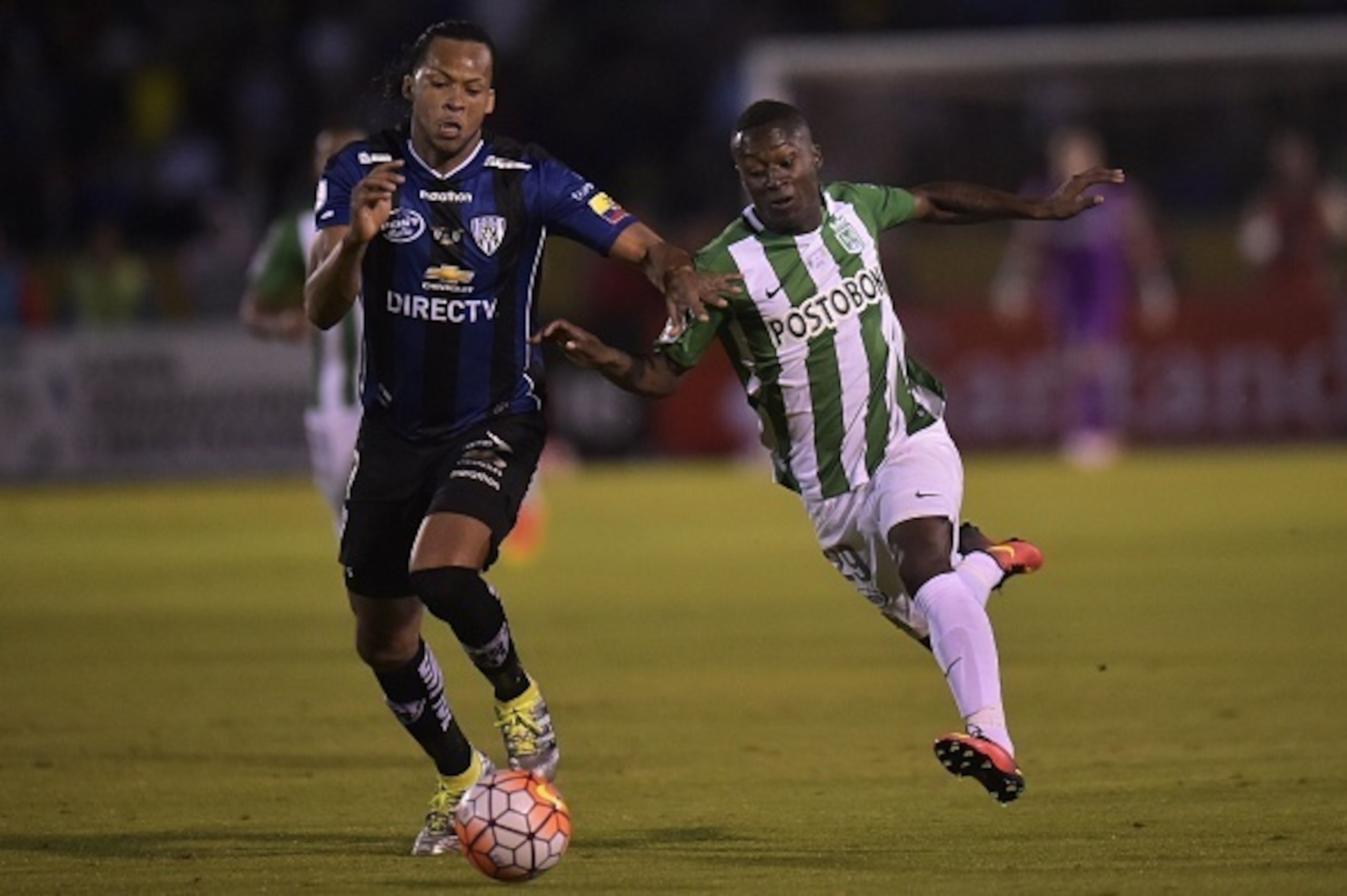 Colombia's Atletico Nacional Marlos Moreno (R) vies for the ball with Ecuador's Independiente del Valle Arturo Mina during the Copa Libertadores first leg football final, at the Atahualpa stadium in Quito on July 20, 2016. / AFP / RODRIGO BUENDIA        (