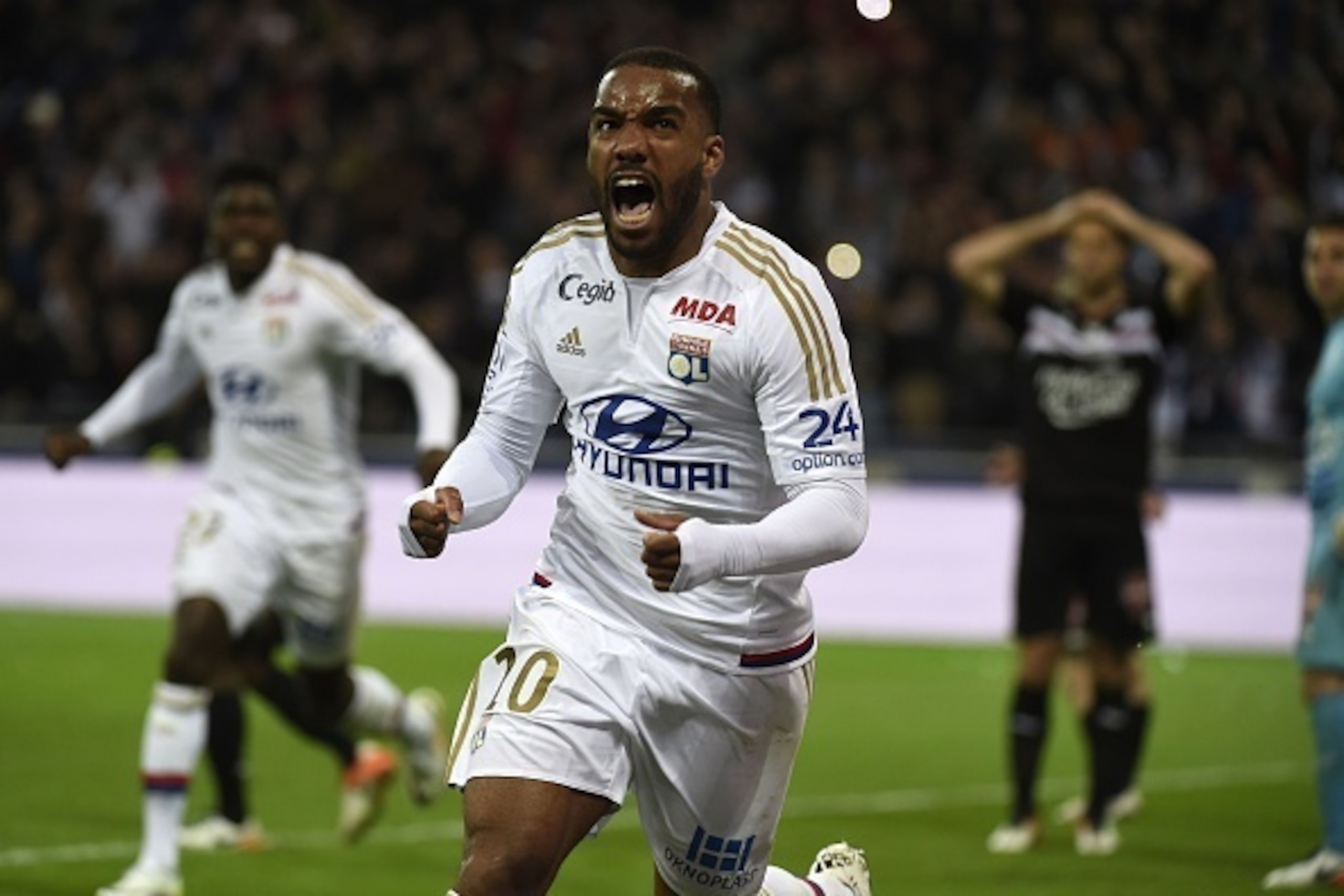 Lyon's French forward Alexandre Lacazette celebrates after scoring during the French L1 football match Olympique Lyonnais and OGC Nice on April 15, 2016, at the New Stadium in Decines-Charpieu near Lyon, southeastern France.      AFP PHOTO/PHILIPPE DESMAZ
