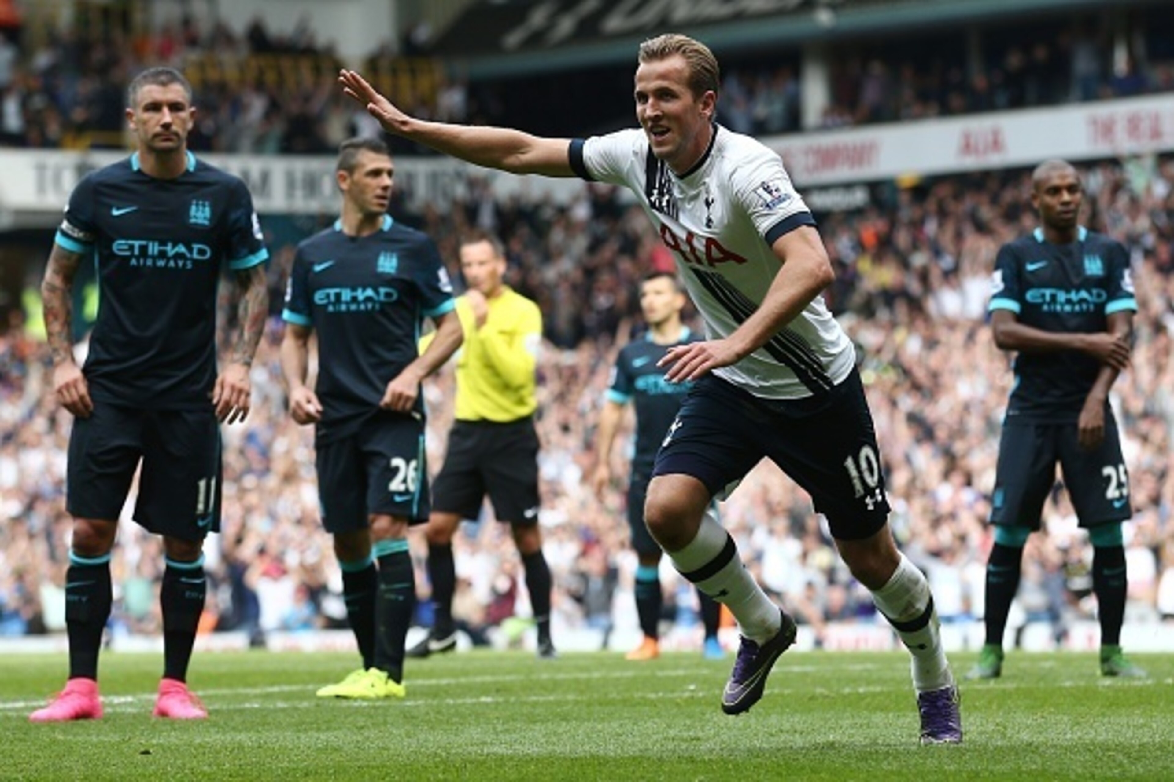 Tottenham Hotspur's English striker Harry Kane celebrates after scoring their third goal during the English Premier League football match between Tottenham Hotspur and Manchester City at White Hart Lane in north London on September 26, 2015. AFP PHOTO / J Tottenham Hotspur's English striker Harry Kane celebrates after scoring their third goal during the English Premier League football match between Tottenham Hotspur and Manchester City at White Hart Lane in north London on September 26, 2015. AFP PHOTO / J