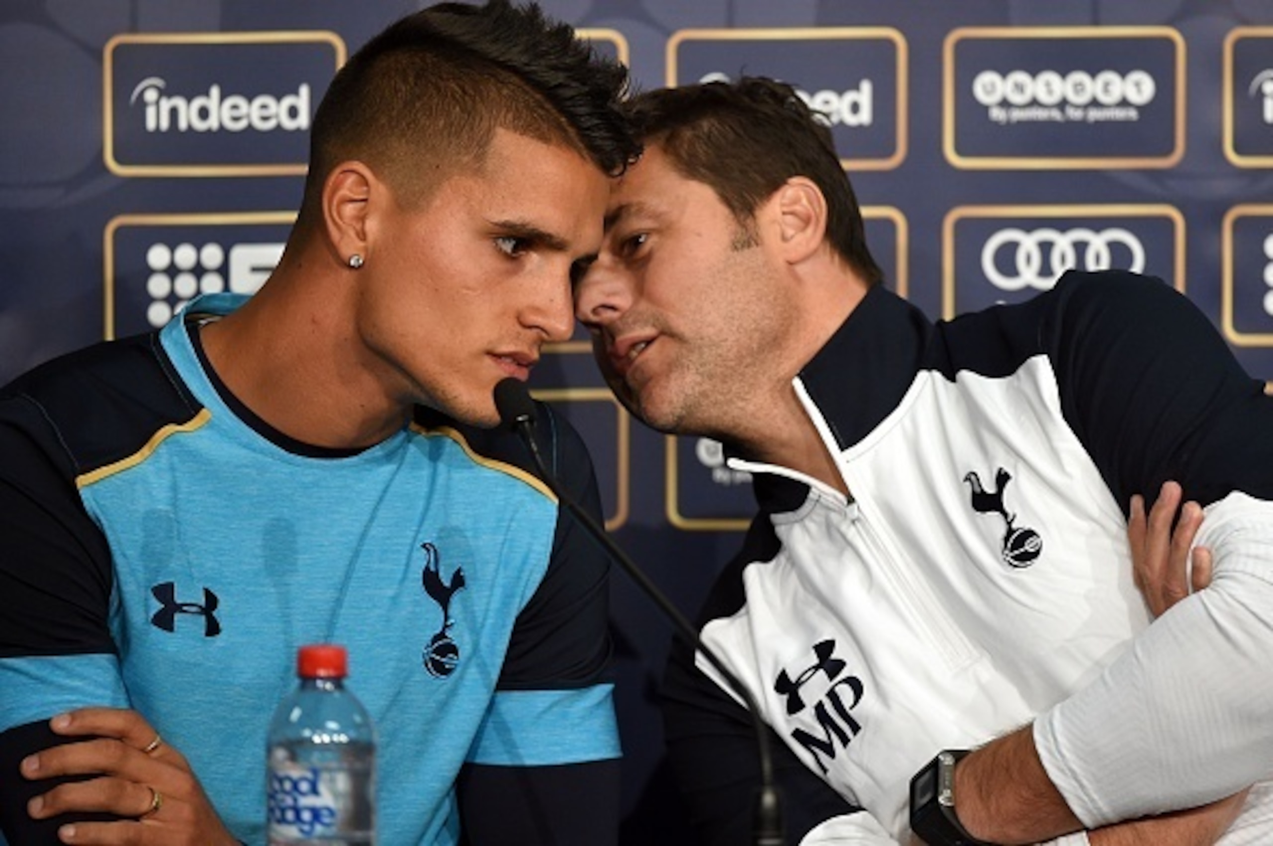 Tottenham team manager Mauricio Pochettino whisphers to midfielder Erik Lamela during a press conference prior to a training session at AAMI Park in Melbourne on July 25, 2016. / AFP / SAEED KHAN / --IMAGE RESTRICTED TO EDITORIAL USE - STRICTLY NO COMMERC Tottenham team manager Mauricio Pochettino whisphers to midfielder Erik Lamela during a press conference prior to a training session at AAMI Park in Melbourne on July 25, 2016. / AFP / SAEED KHAN / --IMAGE RESTRICTED TO EDITORIAL USE - STRICTLY NO COMMERC