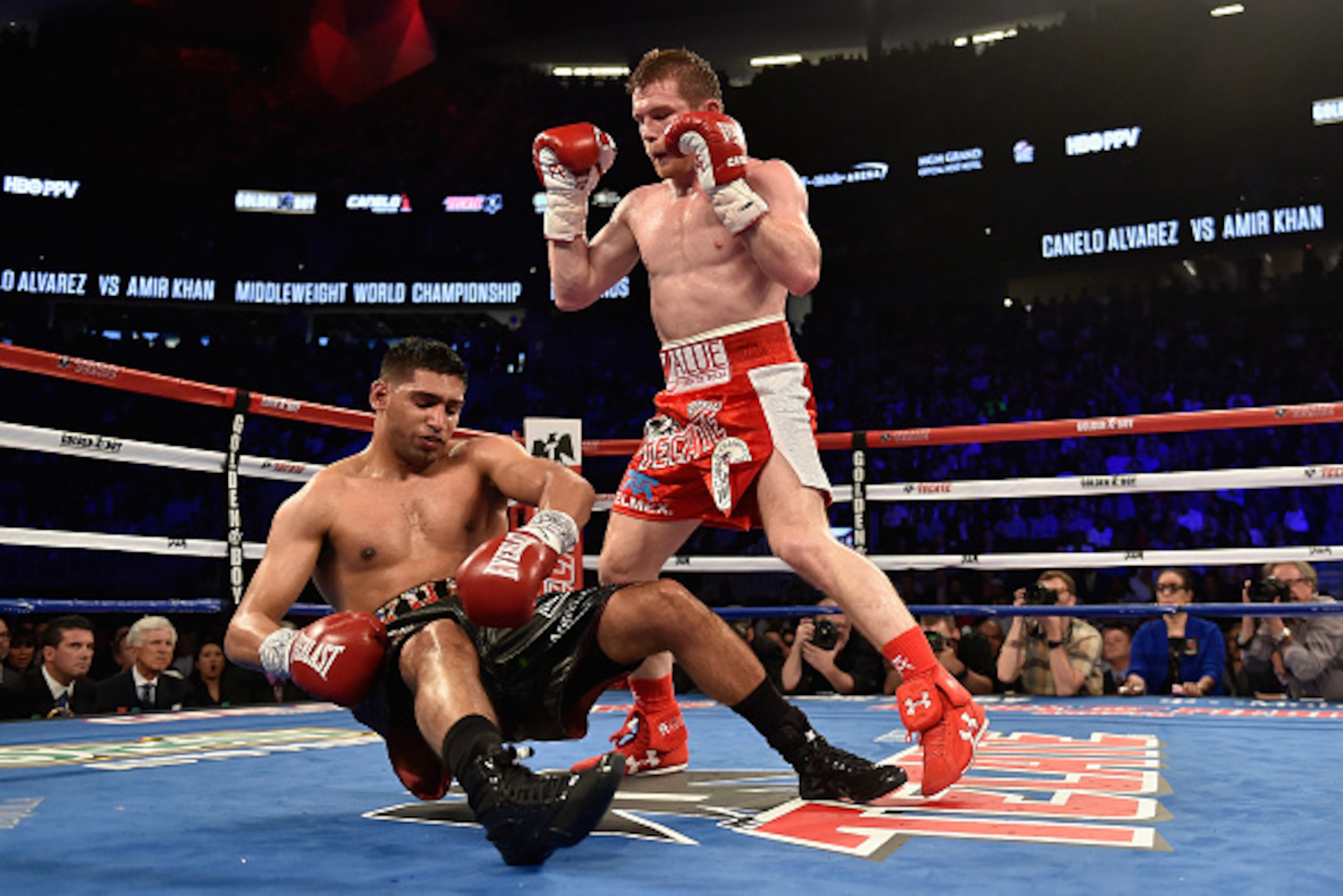 LAS VEGAS, NEVADA - MAY 07: Canelo Alvarez (R) knocks out Amir Khan during the WBC middleweight title fight at T-Mobile Arena on May 7, 2016 in Las Vegas, Nevada. (Photo by David Becker/Getty Images)