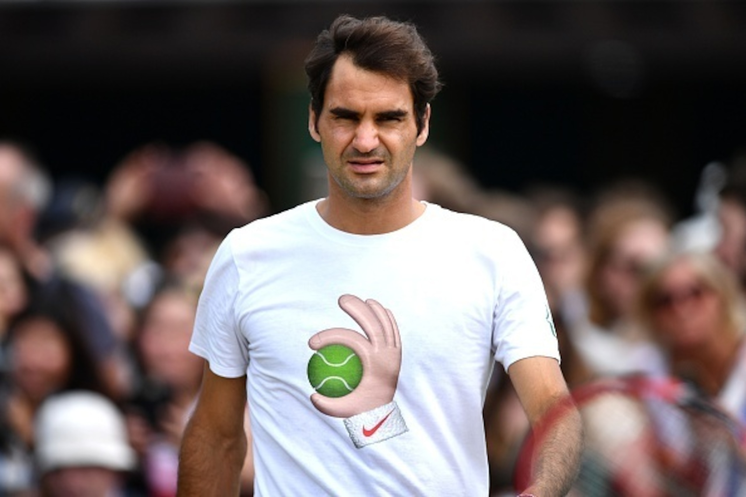 Switzerland's Roger Federer takes part in a training session on the eve of his men's semi-final match on the eleventh day of the 2016 Wimbledon Championships at The All England Lawn Tennis Club in Wimbledon, southwest London, on July 7, 2016. / AFP / LEON